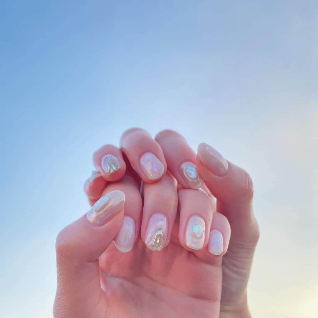 中塚美緒のインスタグラム：「ニュアンスネイル🌫☁️🍦  ポイントは大粒のシェルストーン🤍存在感があってとっても可愛い🌟  いつも色味以外はお任せでやって頂いているんだけど、毎回ドンピシャ🥺 ありがとうございました🥰  #ニュアンスネイル #ホワイトネイル #手元くら部」
