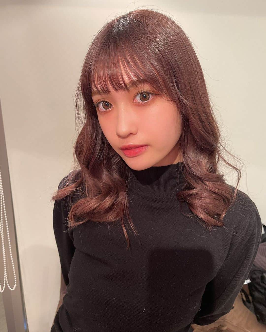 山本瑚々南のインスタグラム：「. はやみんにカラーしてもらったよ🖤 眉毛はあすかさん🖤」