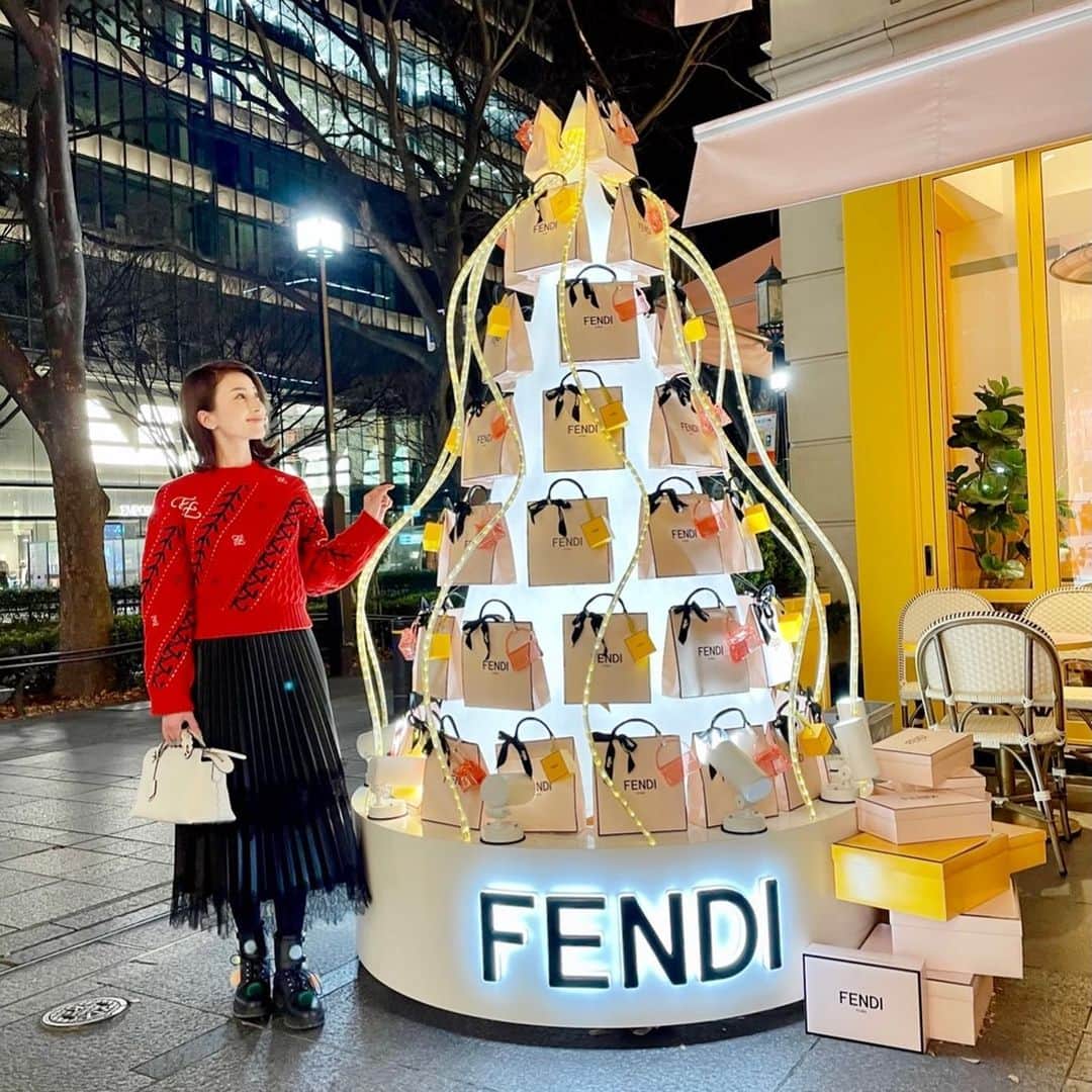 蜂矢有紀さんのインスタグラム写真 - (蜂矢有紀Instagram)「⭐️🎄☕️💕 ・ 可愛い空間でした🥰💭 我が家は家族で行きましたが👨‍👩‍👧 店内は、キラキラ女子たちで 溢れていましたとさ💄🤫💫🤣 ・ knit / bag / boots … #fendi @fendi  skirt … #zara @zara  ・ #fendicafe #aniversairecafe #2020 #フェンディ #フェンディカフェ #アニヴェルセル表参道 #カフェ巡り」12月29日 21時53分 - yuki.h1218