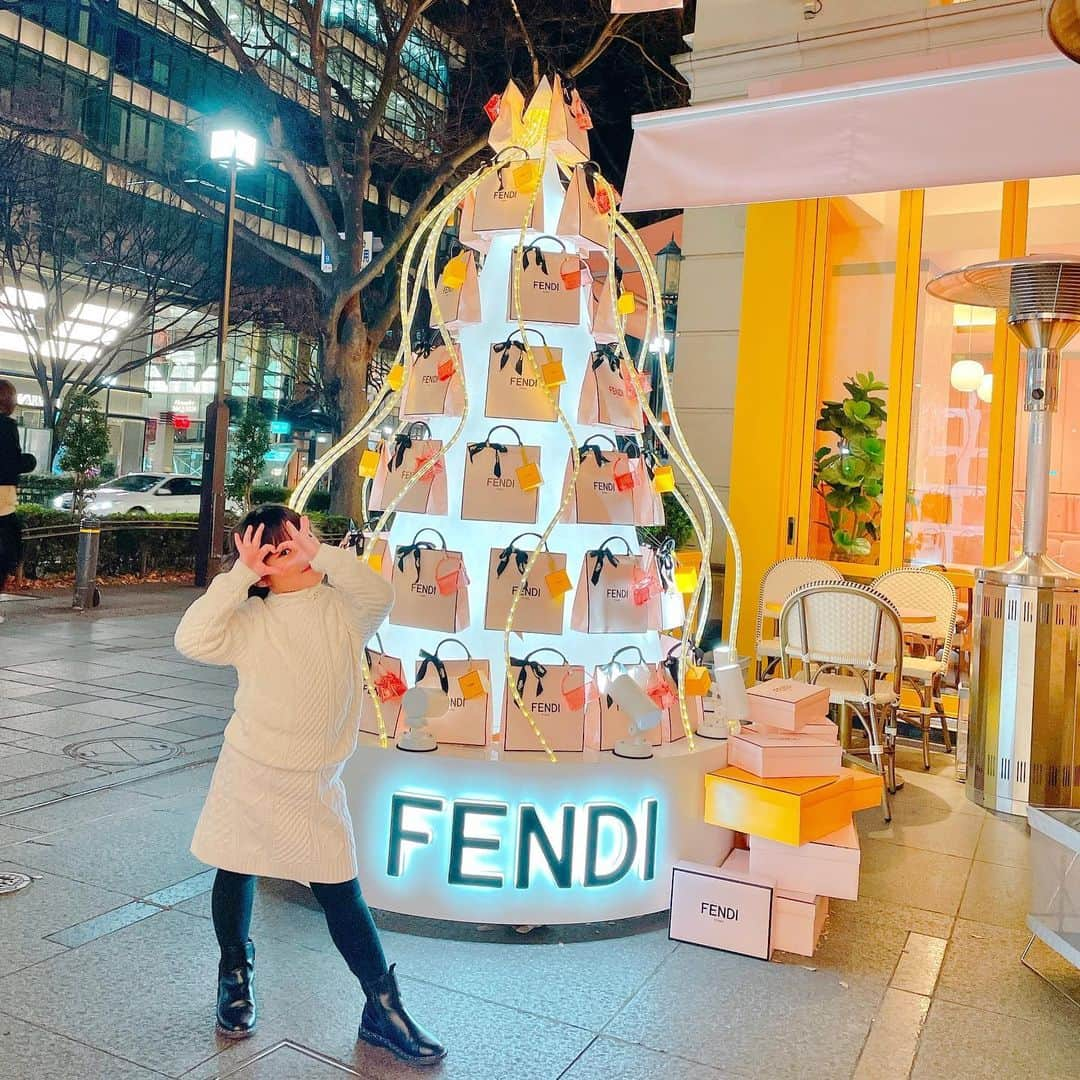 蜂矢有紀さんのインスタグラム写真 - (蜂矢有紀Instagram)「⭐️🎄☕️💕 ・ 可愛い空間でした🥰💭 我が家は家族で行きましたが👨‍👩‍👧 店内は、キラキラ女子たちで 溢れていましたとさ💄🤫💫🤣 ・ knit / bag / boots … #fendi @fendi  skirt … #zara @zara  ・ #fendicafe #aniversairecafe #2020 #フェンディ #フェンディカフェ #アニヴェルセル表参道 #カフェ巡り」12月29日 21時53分 - yuki.h1218