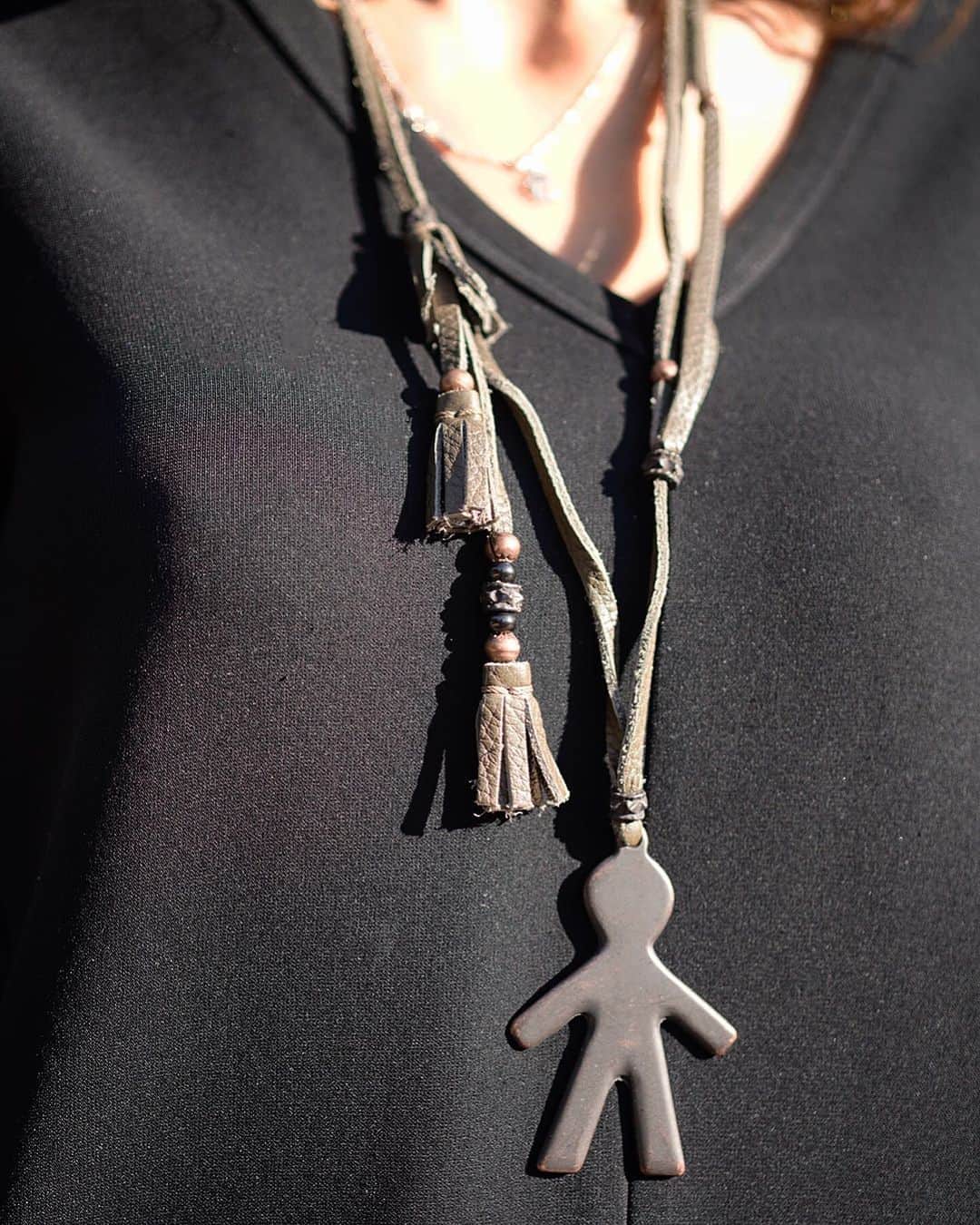 エンリーベグリンのインスタグラム：「Handmade Necklace Lady in many colors... #henrybeguelin#handmade#in#leather#necklace#lady#omino#logo#streetstyle#」