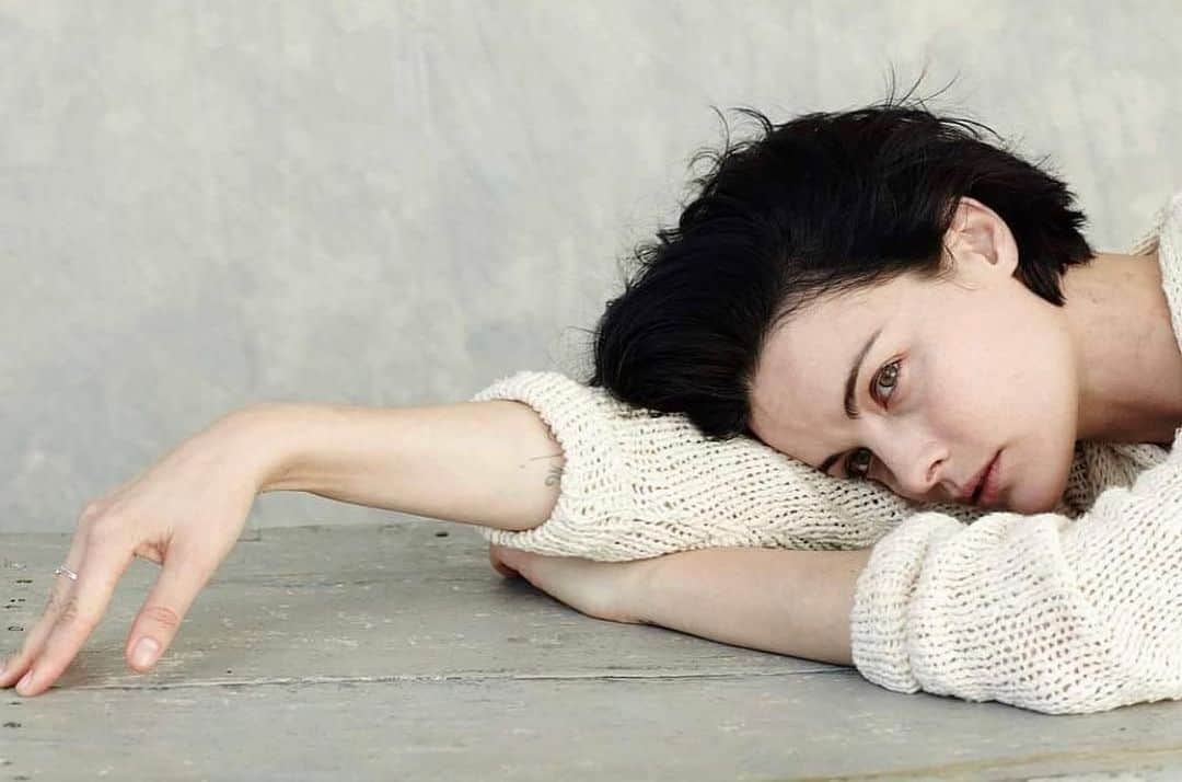 ジェイミー・アレクサンダーのインスタグラム：「Last Tuesday of 2020 #mood (this is from a shoot I did for People Magazine *makeup free* where I was having to strategically hide a black eye and forehead cut 🥴 #stunts If you look closely you can see a bit of the #Blindspot bird tattoo on my neck that I couldn’t get off 😂」