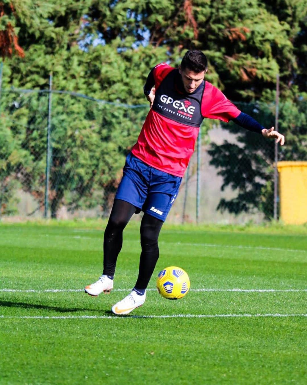 ルカ・マッローネのインスタグラム：「Keep control ⚽️ 🐆⁣ ⁣ #Crotone #Marrone39 #Training」