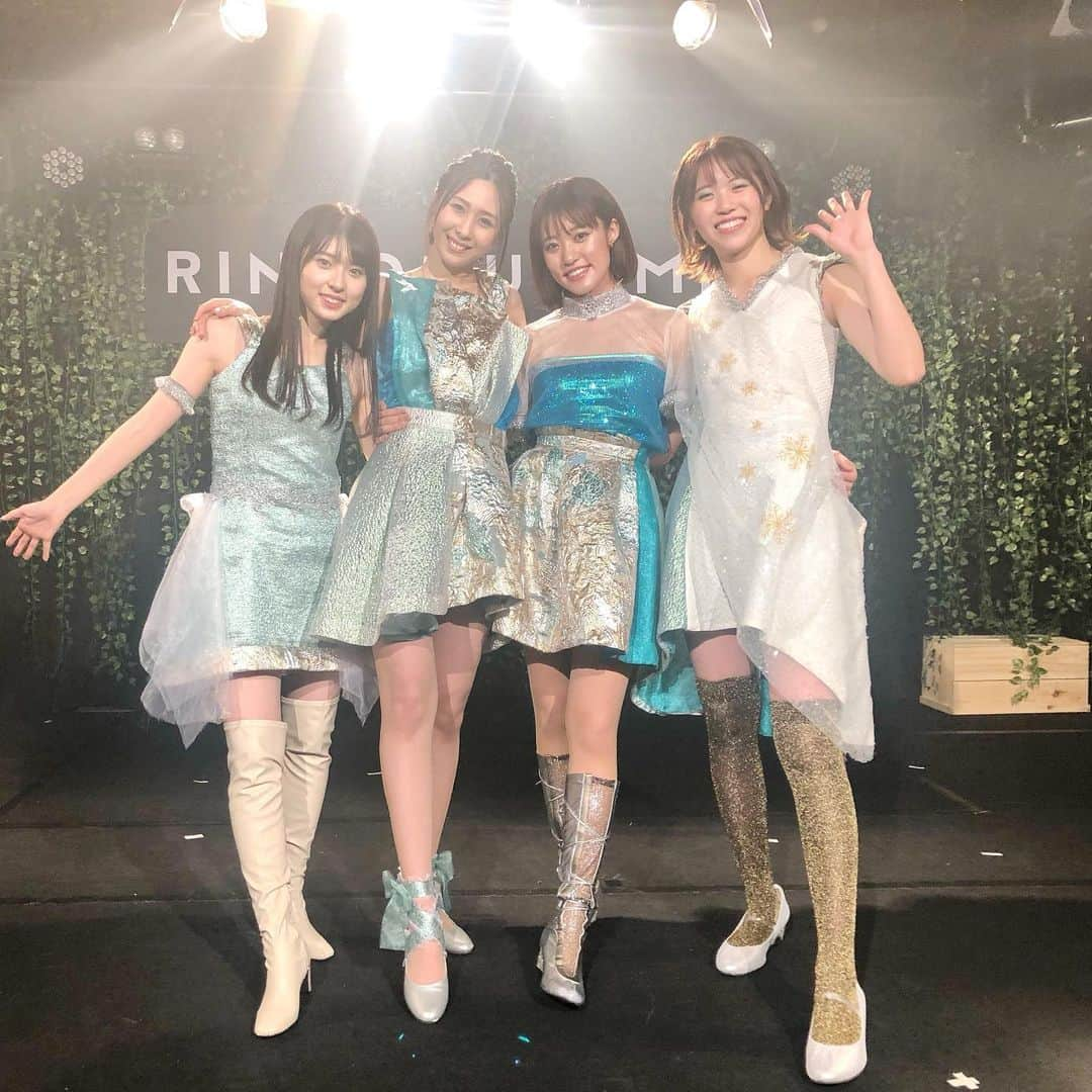 りんご娘さんのインスタグラム写真 - (りんご娘Instagram)「2020年をライブで 終えることができてよかった😭 ライブの良さって やっぱり一体感ですよね！ ファンの皆さんの声、 ちゃんと届きました。 ありがとうございます😭  20年育てあげてきたりんごの木。 21年は大きなりんごが実るように 頑張っていきたいです！  たくさんの方に囲まれて、 私たちにしかできない最高を届けていけるように頑張ります！！  オンラインライブは、12/31まで アーカイブもあります。 たくさんの方に見てほしいです！  YouTubeのパワーライブもぜひ！  #ringomusume #りんご娘 #青森県 #あおもり #aomori #japan #japanesegirl #スノー #snow #winter #blizzard #frozen   @movieing_net  @as_k2_buzz_cocorira」12月29日 21時58分 - _ringo.musume.com_