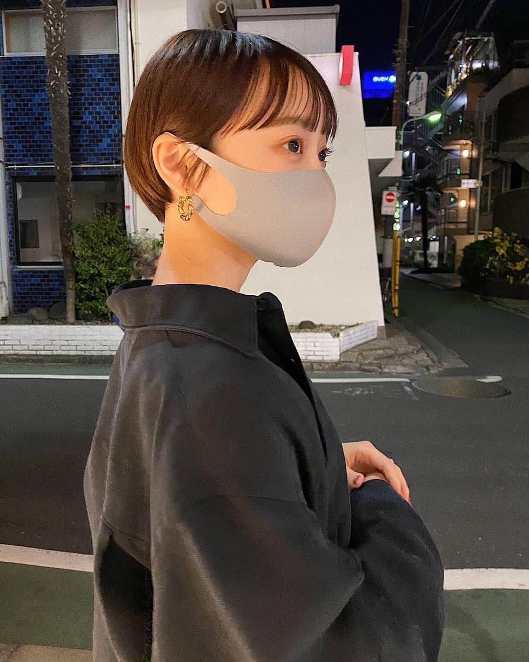 磯俣愛さんのインスタグラム写真 - (磯俣愛Instagram)「今日も前髪絶好調！ ちなみに昨日少しだけ揃えてもらったんだよな〜✂︎ トリートメントもしてもらって トゥルトゥル加減がすごいのよっっっ☺︎ @k.k1120sand いつもありがとう！！✂︎ . . . 今日のマスクは EITOREっていうやつ！ 渋谷のね〜ビックカメラ？かなんかで買った！笑 昨日とかつけてたのとは別のやつです！ グレーはどんなコーデにも馴染んでいいね〜☺︎ . . . #ショート#マッシュ#マッシュショート#ショートヘア #ぱっつん#前髪#前髪アレンジ#ぱっつん前髪 #シースルーバング#グレーマスク#マスク #束感#シルバーアクセサリー#バングル」12月29日 22時08分 - ai_isomata