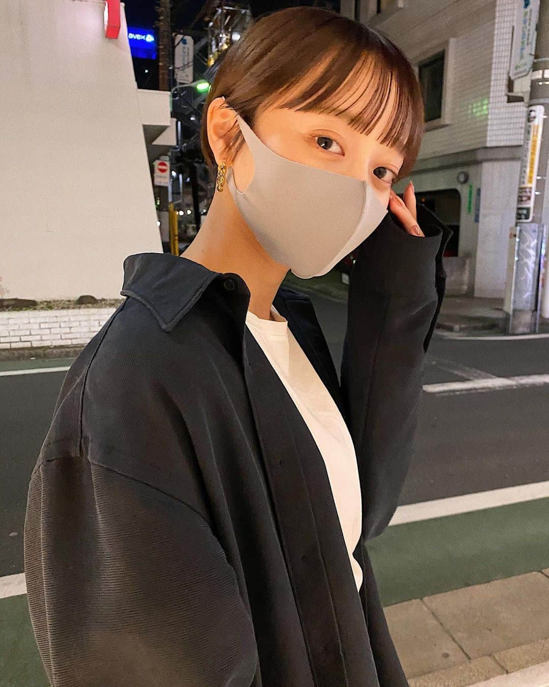 磯俣愛さんのインスタグラム写真 - (磯俣愛Instagram)「今日も前髪絶好調！ ちなみに昨日少しだけ揃えてもらったんだよな〜✂︎ トリートメントもしてもらって トゥルトゥル加減がすごいのよっっっ☺︎ @k.k1120sand いつもありがとう！！✂︎ . . . 今日のマスクは EITOREっていうやつ！ 渋谷のね〜ビックカメラ？かなんかで買った！笑 昨日とかつけてたのとは別のやつです！ グレーはどんなコーデにも馴染んでいいね〜☺︎ . . . #ショート#マッシュ#マッシュショート#ショートヘア #ぱっつん#前髪#前髪アレンジ#ぱっつん前髪 #シースルーバング#グレーマスク#マスク #束感#シルバーアクセサリー#バングル」12月29日 22時08分 - ai_isomata