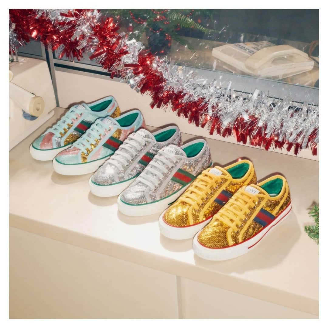 グッチさんのインスタグラム写真 - (グッチInstagram)「Festive gift ideas include the #GucciTennis1977 sneakers in silver, gold and multicoloured sequins for the holiday season. Discover more through link in bio. #AlessandroMichele @alessandro_michele #GucciGift」12月29日 22時01分 - gucci