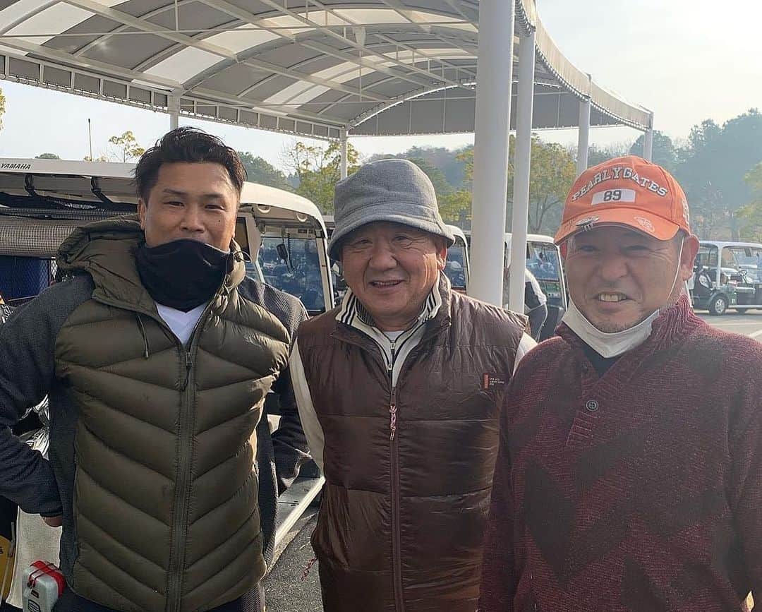 大西将太郎さんのインスタグラム写真 - (大西将太郎Instagram)「24年前の今頃は全国大会を必死になって戦い、日本一を目指していた恩師と24年後に一緒にゴルフしてるとは思わなかったな😅そんな同じ学園でラグビーをしてきた先輩方ともお会いすることが出来てまた元気とやる気をいただけました。ありがとうございます♪記虎先生、これからも元気でいて下さい‼️ #啓光学園ラグビー部」12月29日 22時03分 - shotaro12