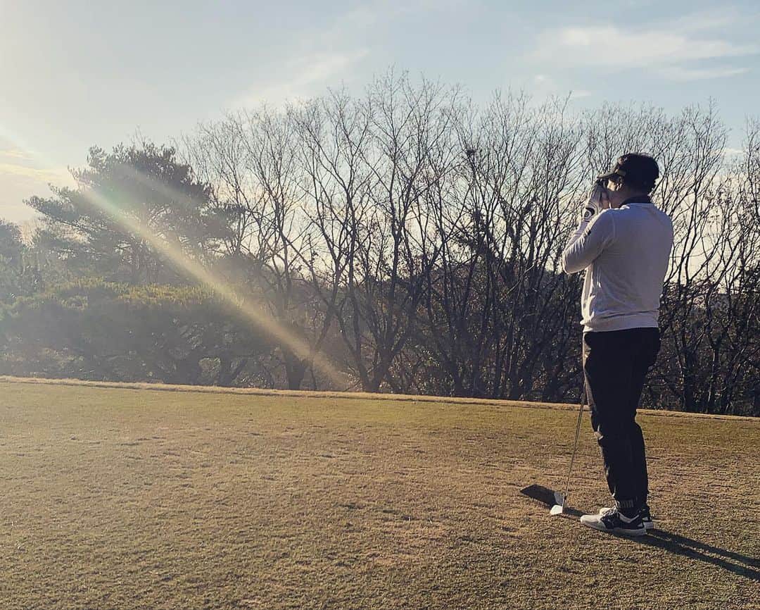 大西将太郎さんのインスタグラム写真 - (大西将太郎Instagram)「24年前の今頃は全国大会を必死になって戦い、日本一を目指していた恩師と24年後に一緒にゴルフしてるとは思わなかったな😅そんな同じ学園でラグビーをしてきた先輩方ともお会いすることが出来てまた元気とやる気をいただけました。ありがとうございます♪記虎先生、これからも元気でいて下さい‼️ #啓光学園ラグビー部」12月29日 22時03分 - shotaro12
