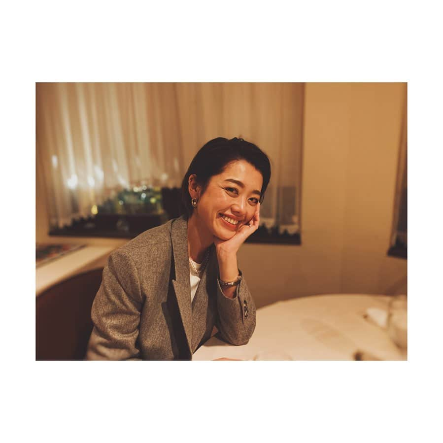 菊地舞美さんのインスタグラム写真 - (菊地舞美Instagram)「🥂 ______________________________  32歳になった後祝い。  昨日は仕事納めのためクッタクタで何もできなかったので楽しいことは元気な時に🍾  懐かしのシェヌーに行き お誕生日をお祝いしました🤲  久しぶりに電車に乗ってご飯を食べに行き（電車はほとんど誰も乗っていませんでした🚃） これまた関東に住んでいた時を思い出し懐かしいねーなんて話しながら 素敵な誕生日後祝いになりました🌹  目尻のシワも、だんだんカラスの足跡になってきましたが🦅 それだけ笑ったんだなーと受け入れることにします😂  ______________________________ #happybirtdaytome」12月29日 22時03分 - maimi_kikuchi_reborn