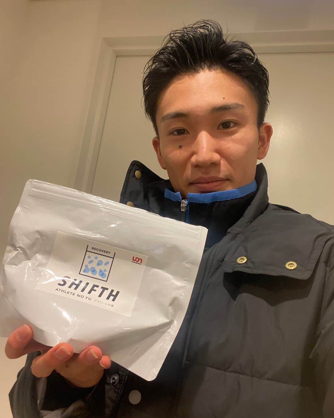 桃田賢斗のインスタグラム：「一年の疲れを入浴剤でリフレッシュ^_^ 是非みなさんもお風呂で使ってみてください！  #SHIFTH #アスリートの湯 #入浴剤」