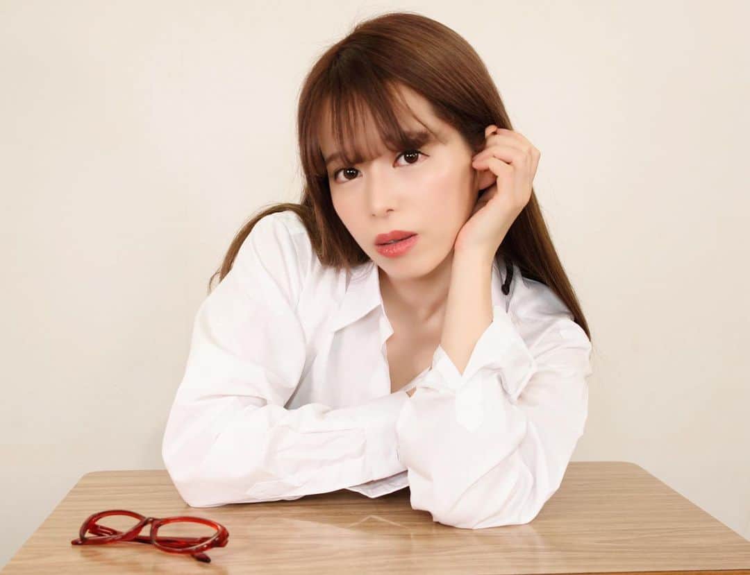 春奈芽衣のインスタグラム：「本日で仕事納め！撮影会納め！ 世の中が大変な中、スタジオへ足を運んでくださった皆様に感謝の気持ちでいっぱいです。本当にありがとうございました。 皆様のおかげで今年もモデルを続けられました。 撮影中は皆様が少しでも大変な世の中の事を忘れられたなら尚嬉しいです。  来年はもっと沢山会えたら良いね！遠征もできたら嬉しい！ 必ずまた笑顔で会いましょう(*˙˘˙)♡  良いお年を！  photo: @eipri_8ouji   #portraitphotography#instalike #healthy#likeforlikes#photography#happy#love#beautiful#japan#asia#f4f#ootd#sexy #beautifulpeople #selfie #instagood#follow#naturephotography #selfie #bikini #indiamovie  #撮影会#被写体#水着#モデル #マイクロビキニ #巨乳美女  #被写体募集#お仕事募集中#カメラマンさんとつながりたい #性感美女」