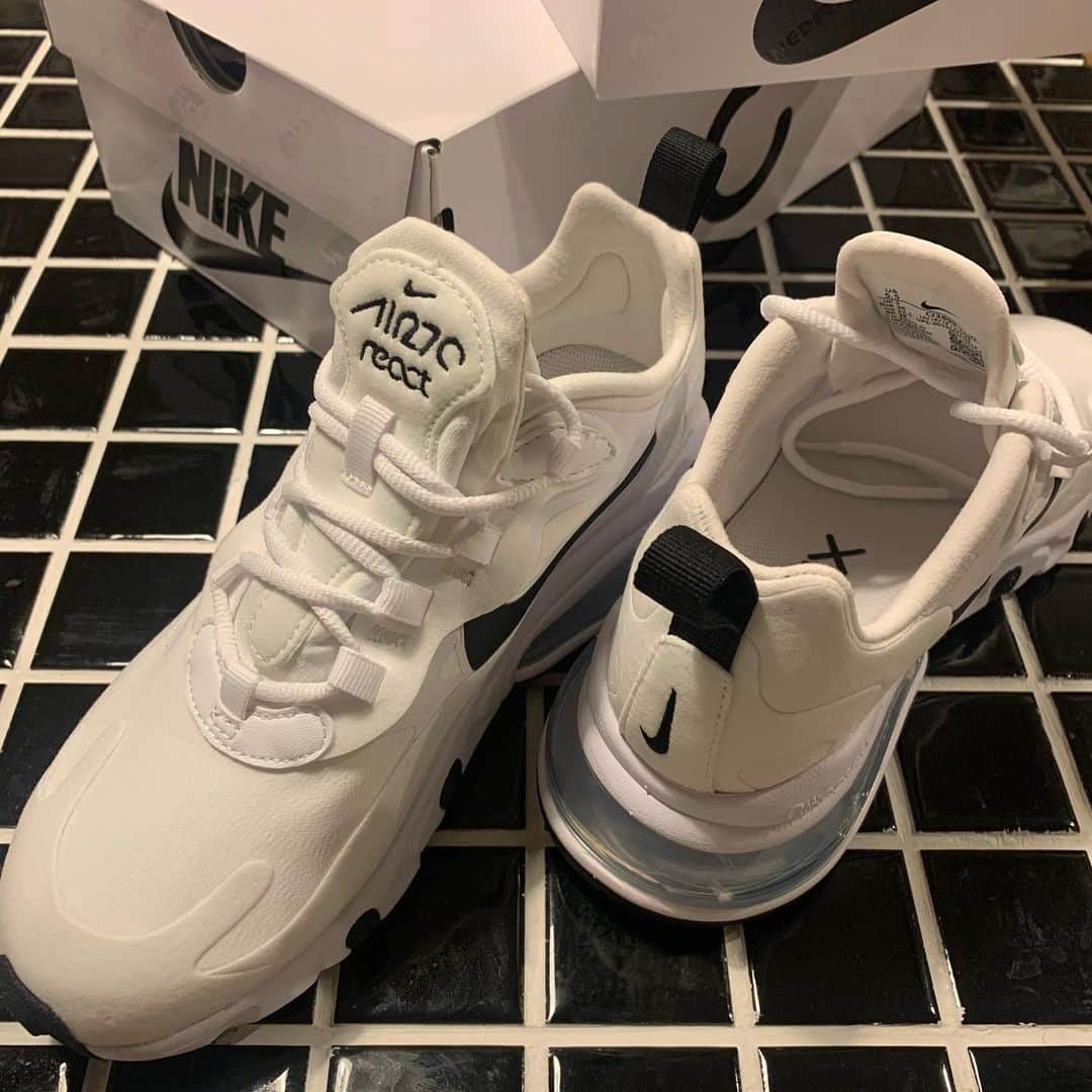 のインスタグラム：「ストーリーにAIR MAX買ったってあげたらびっくりする位見たいとDM貰ったからポストしますね😅 ☆ ひなせにアウトレット行きたいと言われて連れて行って春から専門学校は私服だからSALEで買うと意気込み🤦🏽‍♀️アウトレットのSALEは本当に激安ね😳もうプロパーで買うの馬鹿らしいわ🙄 ☆ NIKEのアウトレットでマルコがずっとAIR MAX欲しがってたから可愛いの見つけてゲット🤩AIRMAXも沢山種類あるよね〜🧐 ☆ めちゃくちゃ喜んでくれてよかった☺️履いてみたらあまりに軽くて歩きやすいから母ちゃんも買ってしまったよ😂 ☆ やっぱりスニーカー大好き😊 ☆ どんなコーデで履こうかな🤔楽しみ♥ ☆ CONVERSE、VANS大好きだけど歩きやすさは断然NIKEだよね🤓 ☆ #nike#nikeairmax270#ナイキ#nikeairmax」