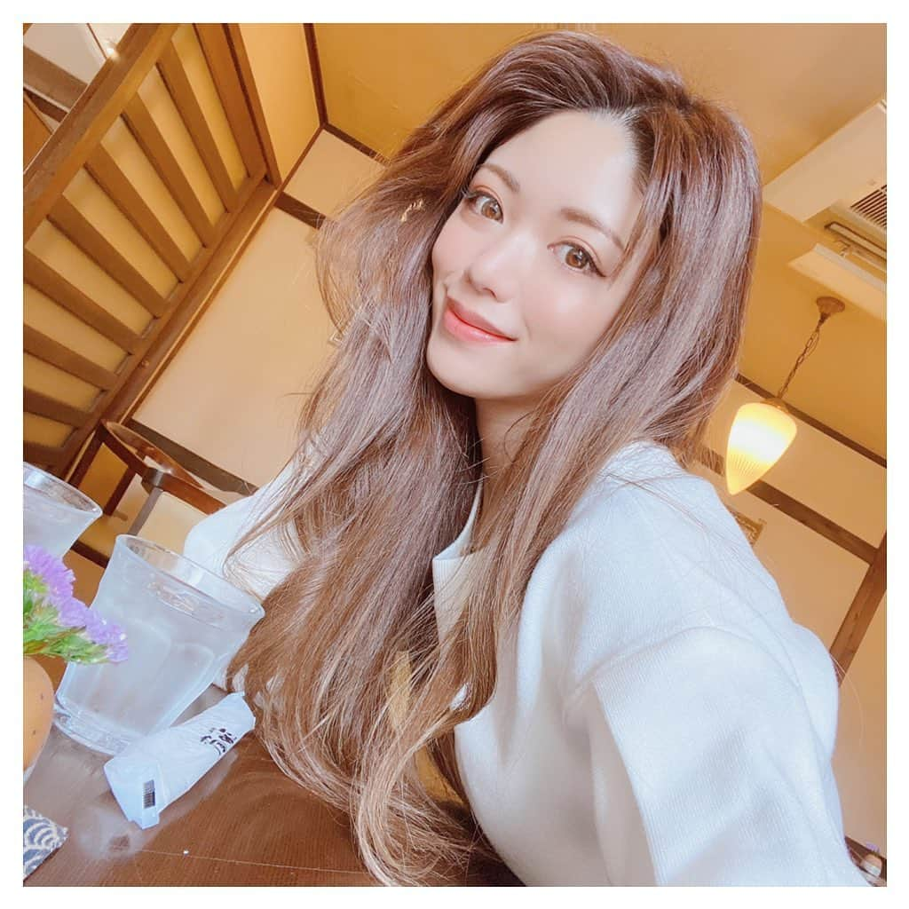 ARIKAのインスタグラム：「年末の過ごし方…☕💭 . 今日は弟2人とデートの日💕 モーニング食べて映画みてきた🎬🍿 今話題の"約束のネバーランド"✨ アニメも面白かったし、実写版も 感動した〜(´；ω；｀)♥️ なにより家族とまったりできて幸せ❣️ 最高の年末を過ごしてます☺️ . #年末 #年末の過ごし方 #地元 #香川県 #喫茶店 #喫茶店モーニング #休日 #おひとり様 #ホワイトコーデ #映画 #家族 #姉弟 #約束のネバーランド #date #workout #makeup #hair #me #girl #swag #l4l #love #selfie #bestoftheday #followme #dog #lovedogs #お洒落さんと繋がりたい」