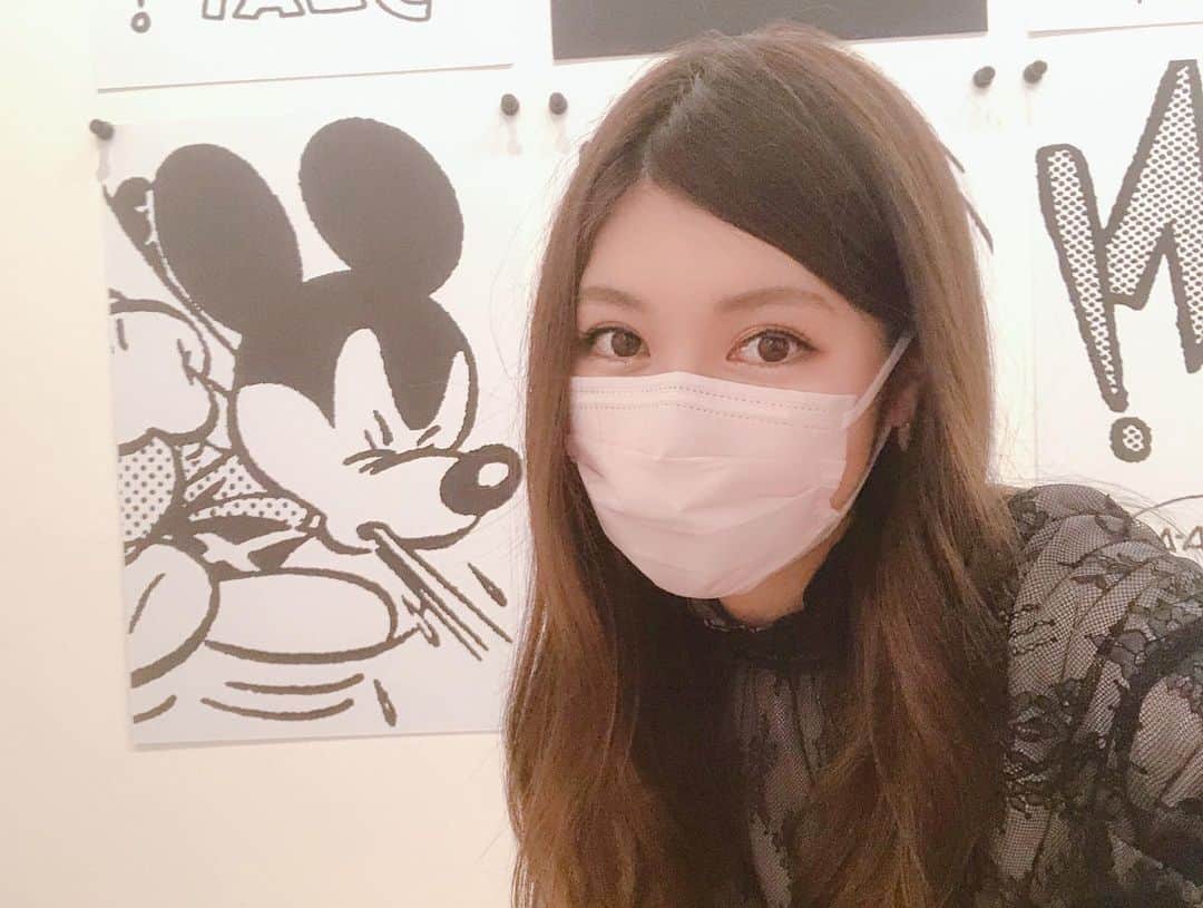橘ゆりかのインスタグラム：「もーいくつ寝るとー お正月🎍🍊﻿ ﻿ 手洗い うがい マスクを忘れずに﻿ 楽しい年末を過ごしてね〜🤗🤗﻿ ﻿ 最近ね毎日紅茶飲んでていろんなフレーバーあってたのしくて美味しい☕️🫖🤍﻿ ﻿ 紅茶は身体にいいらしいよ！﻿ ミルクティーよりもストレートが！！﻿知らんけど笑！ ﻿ ﻿ ﻿ #ミッキーマウス展 #橘ゆりか #森アーツセンターギャラリー  #アート展 #マスク女子 #プロポーションボディドレッシング #proportionbodydressing #mickeymouse」
