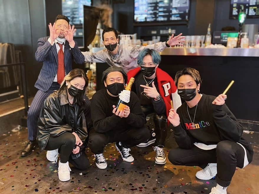 DJ FUMIのインスタグラム：「長年一緒にやってきたHOSAKAくんが月曜日のATOM卒業😭 頭が切れて、皆からも慕われているけど、たまに泥酔して馬鹿やってる姿が見れなくなるのは寂しいです。。。今までお疲れ様でした！そしてありがとうございました！！更なるステップアップを🙌週末のATOM、DJ見に行きまーす！」