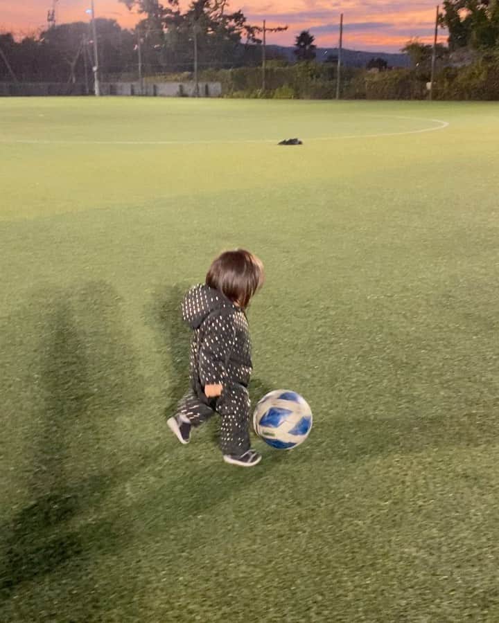 のインスタグラム：「１歳５ヶ月のドリブラー👶🏼⚽️"  #1st #baby #girl #babygirl #17months #baby #soccer #1歳 #17ヶ月 #ベビー #赤ちゃん #女の子 #女の子ベビー #ベビフル #ベビモ #ベビーフォト #赤ちゃんのいる生活 #べびすたぐらむに #サッカー」