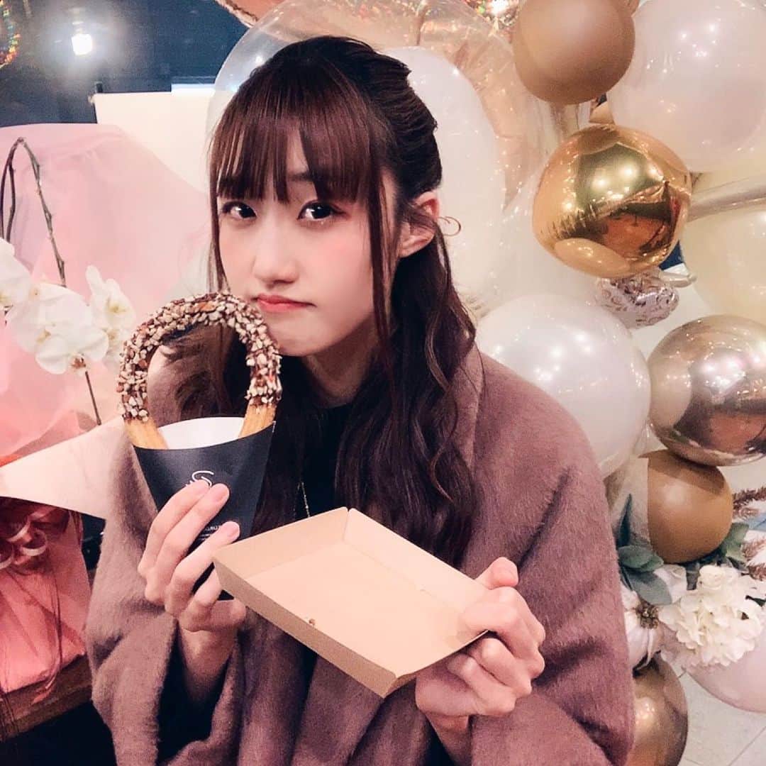 Dorothy Little Happyのインスタグラム：「🍀*゜﹏﹏﹏﹏﹏﹏﹏﹏﹏﹏  美味しそうでしょ～!!♡ ん？見たことある？って、、、？  (,,･ω･,,)ｿｩ!! コハクちゃんが前に、この美味しそうなチュロスを投稿していて、気になって私もいってきたよー✨  里菜☺️  ﹏﹏﹏﹏﹏﹏﹏﹏﹏﹏🍀*゜  #チュロス #インスタ映え #ヘアスタイル #インスタ映えスイーツ  #instalike」