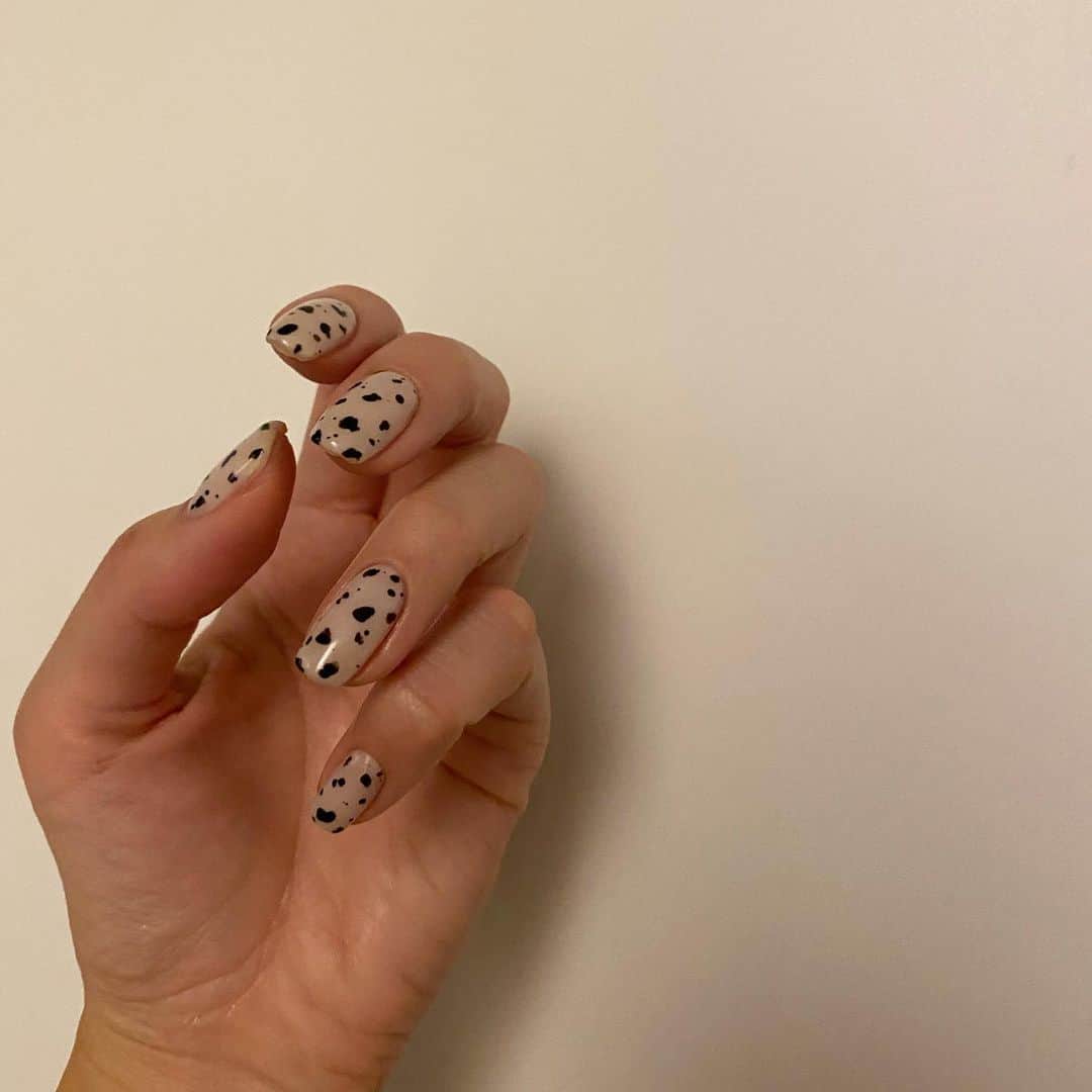 のインスタグラム：「可愛すぎるー🤍 なんかギャルっぽくていいー😗 2021年を迎えるnew nailは丑年に因んでうし柄に🐄 あ〜可愛い🤍 いいことしか起こらなさそう😚  ダルメシアンと言われればそうだけど、だけどこれは私の中でうしです🐄🐄🐄  @tsubasa_by_dlaw.lapilie  ぱぱっとちょっぱやでやってくれてありがと🤍安心安定です。  #riririart」