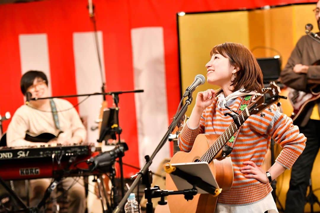 関取花のインスタグラム：「先日行った配信ワンマンライブ、12月30日の23:59までアーカイブご覧いただけます🙂  photo by AZUSA TAKADA(@azusatakada_photographer )   #関取花 #発」