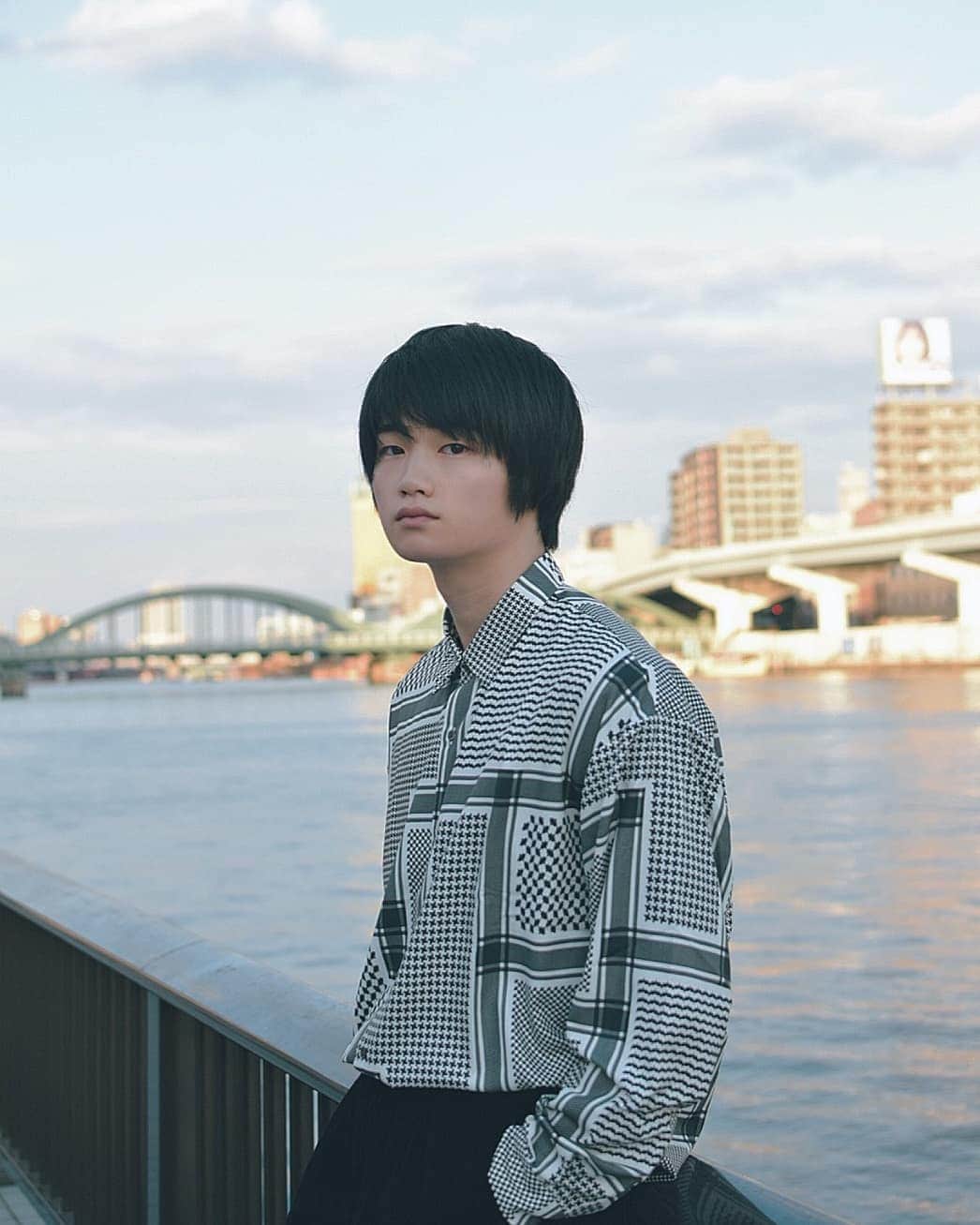 外山将平のインスタグラム：「最近は寒いせいか 睡魔が爆発的に…💤  もぉ今年もあと数日ですね！ 早く安心して帰省できるようにならないかなぁ  #作品撮り #goodnight  photo by:key #photooftheday#camera#portrait#model#外山将平#役者#俳優#今日の外山#ootd#Nikon#美肌#一重 #写真#撮影#カメラ#ポートレート#ファインダー越しの私の世界#カメラ好きな人と繋がりたい#筋トレ#作品撮り#黒髪#メガネ男子#ブラックコーデ#冬#winter#fashion#instagood#被写体モデル」