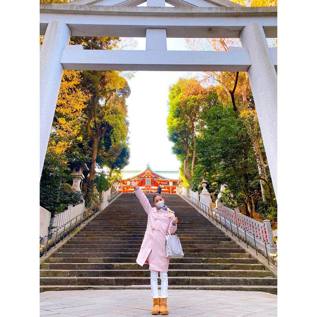 近藤夏子さんのインスタグラム写真 - (近藤夏子Instagram)「.     先日、年内最後のお休みに 年末詣に行ってきました😊✨  今年一年ありがとうございました！ そして 来年も頑張ります！！ の気持ちを込めて🙏🏻💕    リフレッシュできました✨  　 さてさて私はニューイヤー駅伝のため群馬入りしております！ 中継所のリポーターを務めます💪🏻 頑張るぞ！  ご覧ください！！ 　 　 　 #SASUKE見てるなう #えいえいおー　ポーズ #１枚目が　#えいえい #２枚目が　#おー #どっちでもいい 　 　 　    #TBSアナウンサー #近藤夏子」12月29日 22時20分 - kondokako0804