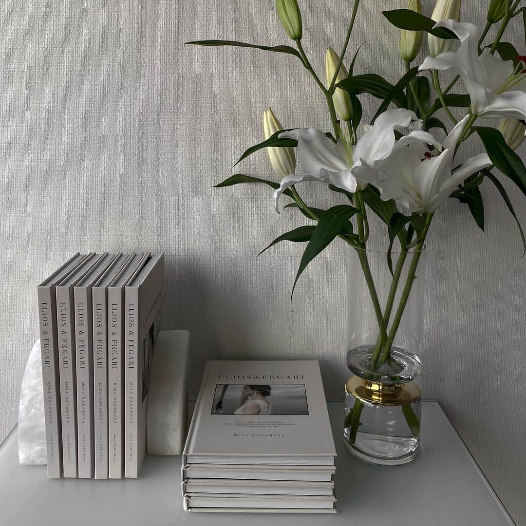 仲村美香さんのインスタグラム写真 - (仲村美香Instagram)「昨日はSTYLE BOOKで お世話になった皆様をお招きして ホームパーティーをしました🥰❤️ この半年間、本当に本当に お世話になりました…😭♡ 来られなかった皆様も また新年会で会いたいです🥲❤️ みんなのご協力のお陰で 一生の思い出に残る本が出来ました♡ まだ見てない方がいたら 是非見てほしいな…🥰❤️❤️❤️ ・ ・ ・ 昼の部に @eriko_iwa  @chiionholiday  @miki_shimano  夜の部に @i_dee_hideakiaraoka  @tatsumi_natsuko  @saebi  が来てくれたよーーー💕 みんなありがとう🥲❤️ ・ ・ ・ ・ #打ち上げ#ホームパーティー#スタイルブック#お家ごはん #ホムパ」12月29日 22時24分 - mikapu0519