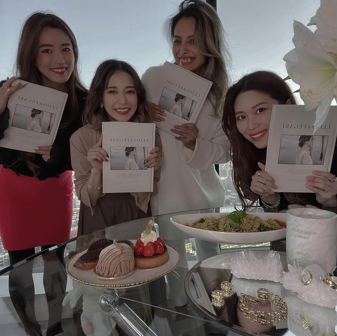 仲村美香さんのインスタグラム写真 - (仲村美香Instagram)「昨日はSTYLE BOOKで お世話になった皆様をお招きして ホームパーティーをしました🥰❤️ この半年間、本当に本当に お世話になりました…😭♡ 来られなかった皆様も また新年会で会いたいです🥲❤️ みんなのご協力のお陰で 一生の思い出に残る本が出来ました♡ まだ見てない方がいたら 是非見てほしいな…🥰❤️❤️❤️ ・ ・ ・ 昼の部に @eriko_iwa  @chiionholiday  @miki_shimano  夜の部に @i_dee_hideakiaraoka  @tatsumi_natsuko  @saebi  が来てくれたよーーー💕 みんなありがとう🥲❤️ ・ ・ ・ ・ #打ち上げ#ホームパーティー#スタイルブック#お家ごはん #ホムパ」12月29日 22時24分 - mikapu0519
