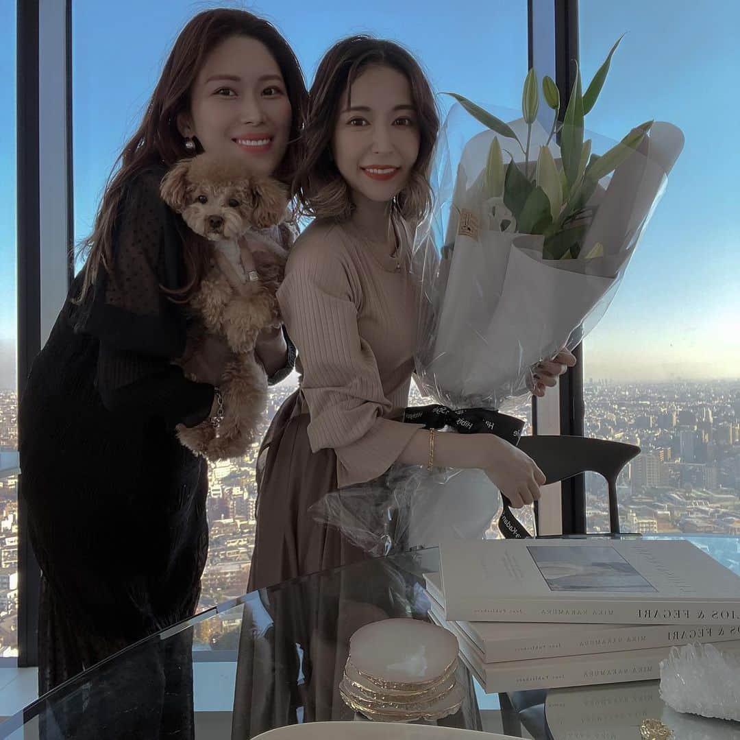 仲村美香さんのインスタグラム写真 - (仲村美香Instagram)「昨日はSTYLE BOOKで お世話になった皆様をお招きして ホームパーティーをしました🥰❤️ この半年間、本当に本当に お世話になりました…😭♡ 来られなかった皆様も また新年会で会いたいです🥲❤️ みんなのご協力のお陰で 一生の思い出に残る本が出来ました♡ まだ見てない方がいたら 是非見てほしいな…🥰❤️❤️❤️ ・ ・ ・ 昼の部に @eriko_iwa  @chiionholiday  @miki_shimano  夜の部に @i_dee_hideakiaraoka  @tatsumi_natsuko  @saebi  が来てくれたよーーー💕 みんなありがとう🥲❤️ ・ ・ ・ ・ #打ち上げ#ホームパーティー#スタイルブック#お家ごはん #ホムパ」12月29日 22時24分 - mikapu0519