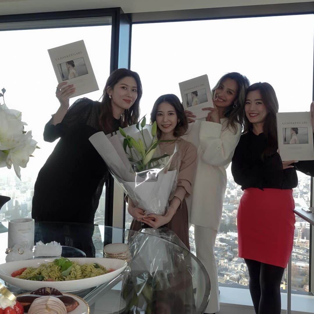 仲村美香さんのインスタグラム写真 - (仲村美香Instagram)「昨日はSTYLE BOOKで お世話になった皆様をお招きして ホームパーティーをしました🥰❤️ この半年間、本当に本当に お世話になりました…😭♡ 来られなかった皆様も また新年会で会いたいです🥲❤️ みんなのご協力のお陰で 一生の思い出に残る本が出来ました♡ まだ見てない方がいたら 是非見てほしいな…🥰❤️❤️❤️ ・ ・ ・ 昼の部に @eriko_iwa  @chiionholiday  @miki_shimano  夜の部に @i_dee_hideakiaraoka  @tatsumi_natsuko  @saebi  が来てくれたよーーー💕 みんなありがとう🥲❤️ ・ ・ ・ ・ #打ち上げ#ホームパーティー#スタイルブック#お家ごはん #ホムパ」12月29日 22時24分 - mikapu0519