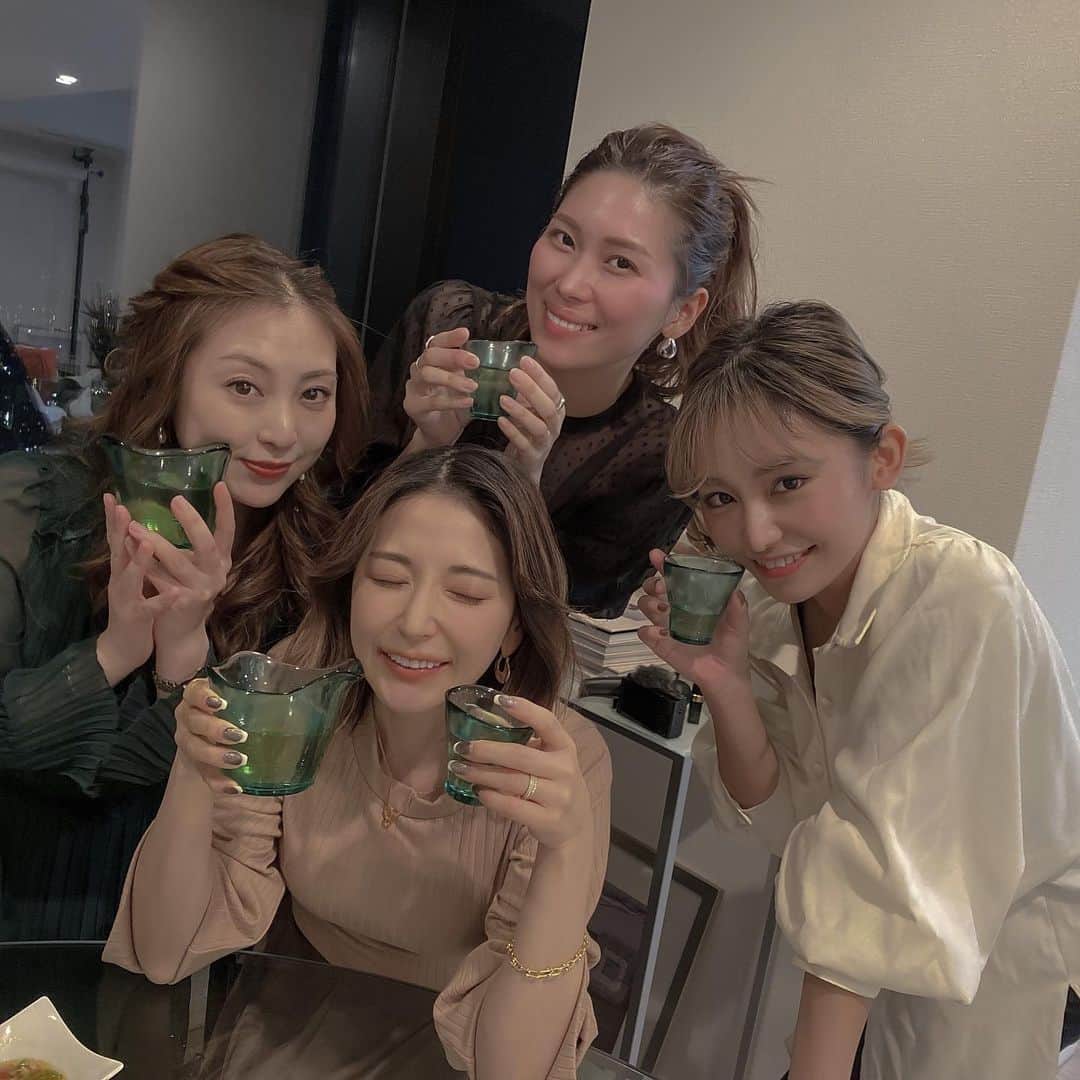 仲村美香さんのインスタグラム写真 - (仲村美香Instagram)「昨日はSTYLE BOOKで お世話になった皆様をお招きして ホームパーティーをしました🥰❤️ この半年間、本当に本当に お世話になりました…😭♡ 来られなかった皆様も また新年会で会いたいです🥲❤️ みんなのご協力のお陰で 一生の思い出に残る本が出来ました♡ まだ見てない方がいたら 是非見てほしいな…🥰❤️❤️❤️ ・ ・ ・ 昼の部に @eriko_iwa  @chiionholiday  @miki_shimano  夜の部に @i_dee_hideakiaraoka  @tatsumi_natsuko  @saebi  が来てくれたよーーー💕 みんなありがとう🥲❤️ ・ ・ ・ ・ #打ち上げ#ホームパーティー#スタイルブック#お家ごはん #ホムパ」12月29日 22時24分 - mikapu0519