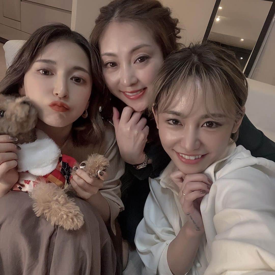 仲村美香さんのインスタグラム写真 - (仲村美香Instagram)「昨日はSTYLE BOOKで お世話になった皆様をお招きして ホームパーティーをしました🥰❤️ この半年間、本当に本当に お世話になりました…😭♡ 来られなかった皆様も また新年会で会いたいです🥲❤️ みんなのご協力のお陰で 一生の思い出に残る本が出来ました♡ まだ見てない方がいたら 是非見てほしいな…🥰❤️❤️❤️ ・ ・ ・ 昼の部に @eriko_iwa  @chiionholiday  @miki_shimano  夜の部に @i_dee_hideakiaraoka  @tatsumi_natsuko  @saebi  が来てくれたよーーー💕 みんなありがとう🥲❤️ ・ ・ ・ ・ #打ち上げ#ホームパーティー#スタイルブック#お家ごはん #ホムパ」12月29日 22時24分 - mikapu0519
