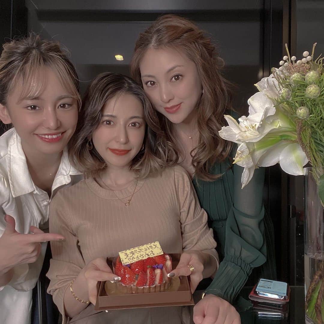 仲村美香さんのインスタグラム写真 - (仲村美香Instagram)「昨日はSTYLE BOOKで お世話になった皆様をお招きして ホームパーティーをしました🥰❤️ この半年間、本当に本当に お世話になりました…😭♡ 来られなかった皆様も また新年会で会いたいです🥲❤️ みんなのご協力のお陰で 一生の思い出に残る本が出来ました♡ まだ見てない方がいたら 是非見てほしいな…🥰❤️❤️❤️ ・ ・ ・ 昼の部に @eriko_iwa  @chiionholiday  @miki_shimano  夜の部に @i_dee_hideakiaraoka  @tatsumi_natsuko  @saebi  が来てくれたよーーー💕 みんなありがとう🥲❤️ ・ ・ ・ ・ #打ち上げ#ホームパーティー#スタイルブック#お家ごはん #ホムパ」12月29日 22時24分 - mikapu0519