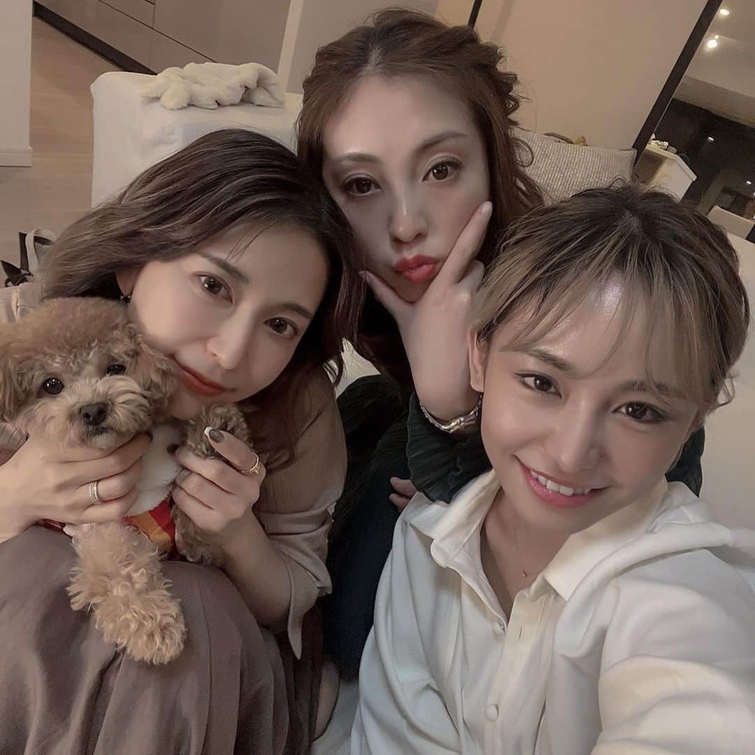 仲村美香さんのインスタグラム写真 - (仲村美香Instagram)「昨日はSTYLE BOOKで お世話になった皆様をお招きして ホームパーティーをしました🥰❤️ この半年間、本当に本当に お世話になりました…😭♡ 来られなかった皆様も また新年会で会いたいです🥲❤️ みんなのご協力のお陰で 一生の思い出に残る本が出来ました♡ まだ見てない方がいたら 是非見てほしいな…🥰❤️❤️❤️ ・ ・ ・ 昼の部に @eriko_iwa  @chiionholiday  @miki_shimano  夜の部に @i_dee_hideakiaraoka  @tatsumi_natsuko  @saebi  が来てくれたよーーー💕 みんなありがとう🥲❤️ ・ ・ ・ ・ #打ち上げ#ホームパーティー#スタイルブック#お家ごはん #ホムパ」12月29日 22時24分 - mikapu0519
