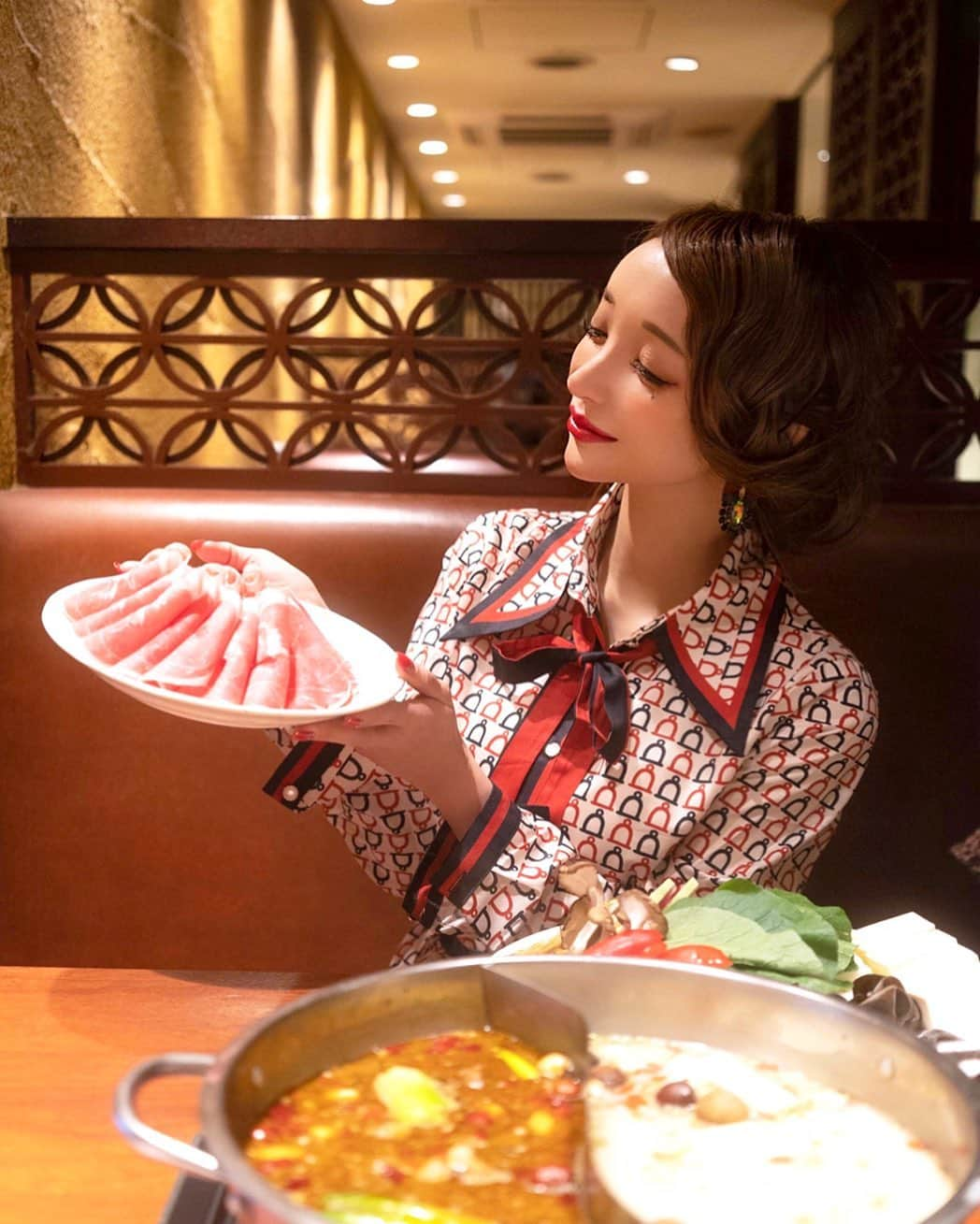 真優川咲さんのインスタグラム写真 - (真優川咲Instagram)「#🥩#🍲#🍽#👗✨ #仕事納め でした💖〆  沢山頑張ったあとのご飯って 最高に美味しいよね.. 🤤🥰💖  少し今年を振り返って 色んな事があったね〜って話してた♪😊🍓✨  初めての事態に戸惑ったり、 本当に大変な事も沢山あったけど 結果、今こうして笑っていられてる事が全てで どこにいても離れてても大切な人達がただ 生きていてくれてるだけで　それだけで 感謝でしかない💖💖　#happy 💛🧡💜💙  #2020年 関わってくれた全ての方々 本当にありがとうございました💖  そして今年も沢山#SNS を通して応援してくれた 大好きな#フォロワー 様へ 感謝の気持ちでいっぱいです💖💖💖💖 #love  #ありがとう #だいすき ❤️ #来年もよろしくね 💋 #ちょっと早めの〆ご挨拶😽♪」12月29日 22時25分 - saki_411