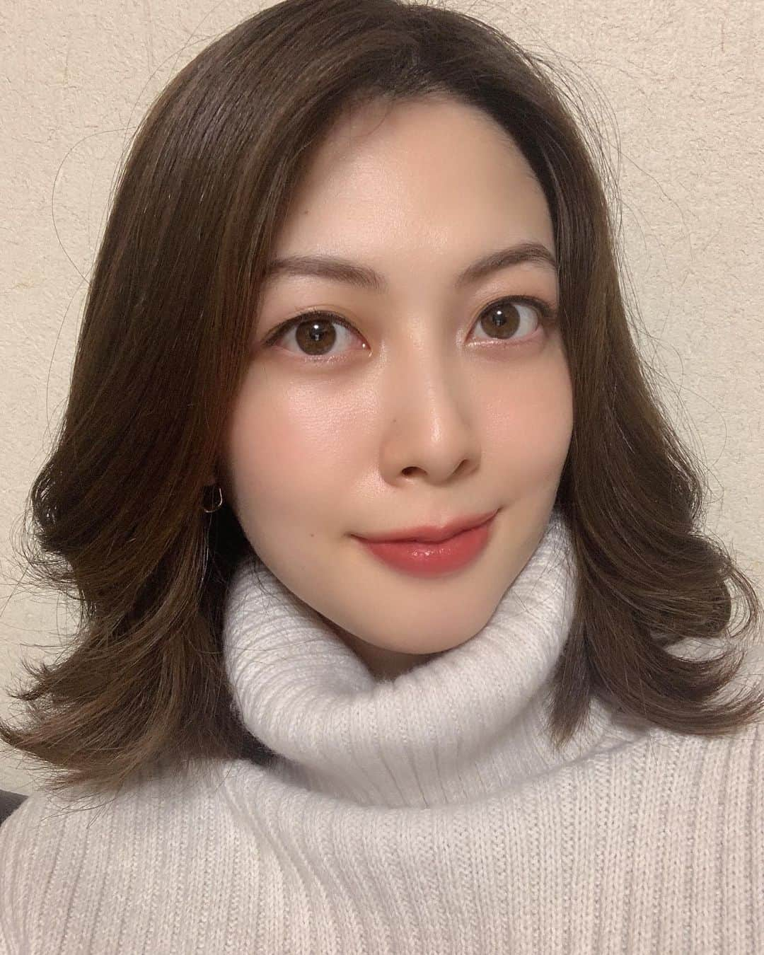 英理香のインスタグラム：「. 髪の毛バッサリ💇‍♀️ 洗うのも乾かすのも楽に♡ . 悪阻でお風呂場で気持ち悪くなり 突然吐いてしまう事が多く...😭😭 . これで少しはお風呂の時間短縮に✨ . #イメチェン#ばっさりカット  #悪阻#マタニティライフ」