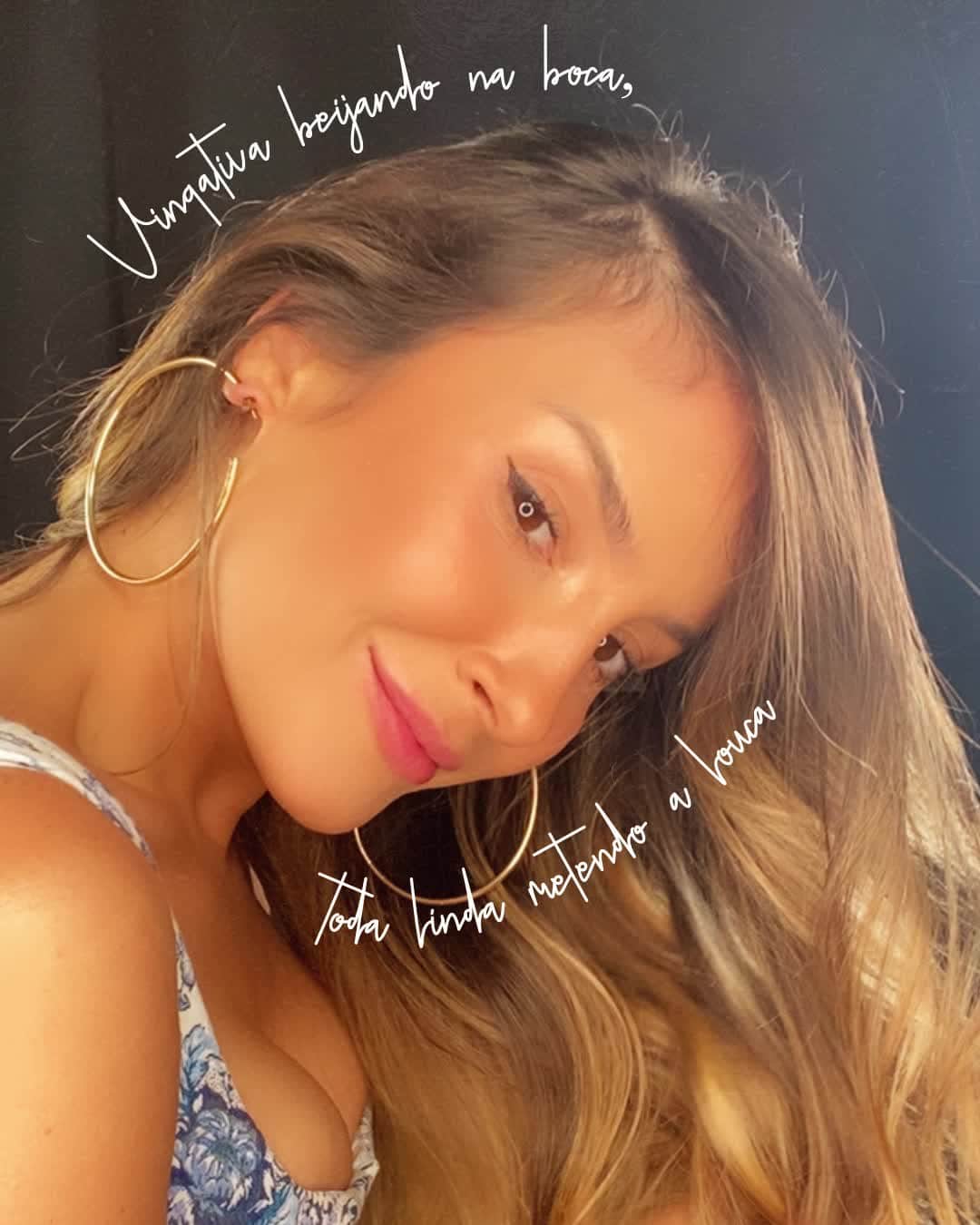 Claudia Leitteのインスタグラム：「#SolASol  𝟢𝟦. 𝒜𝒻𝓇𝑜𝓃𝓉𝑜𝓈𝒶 ⠀ 🌡 Previsão: Sol forte, calor intenso e possibilidade de trovoadas ao fim do dia. ☀🌩 ⠀ Essa é pra mulher que sabe seu valor, que chega no baile AFRONTOSA, estrondosa como um trovão. Chuva aqui só de lágrimas do ex. No dia seguinte, ela acorda brilhante como o sol de verão!」