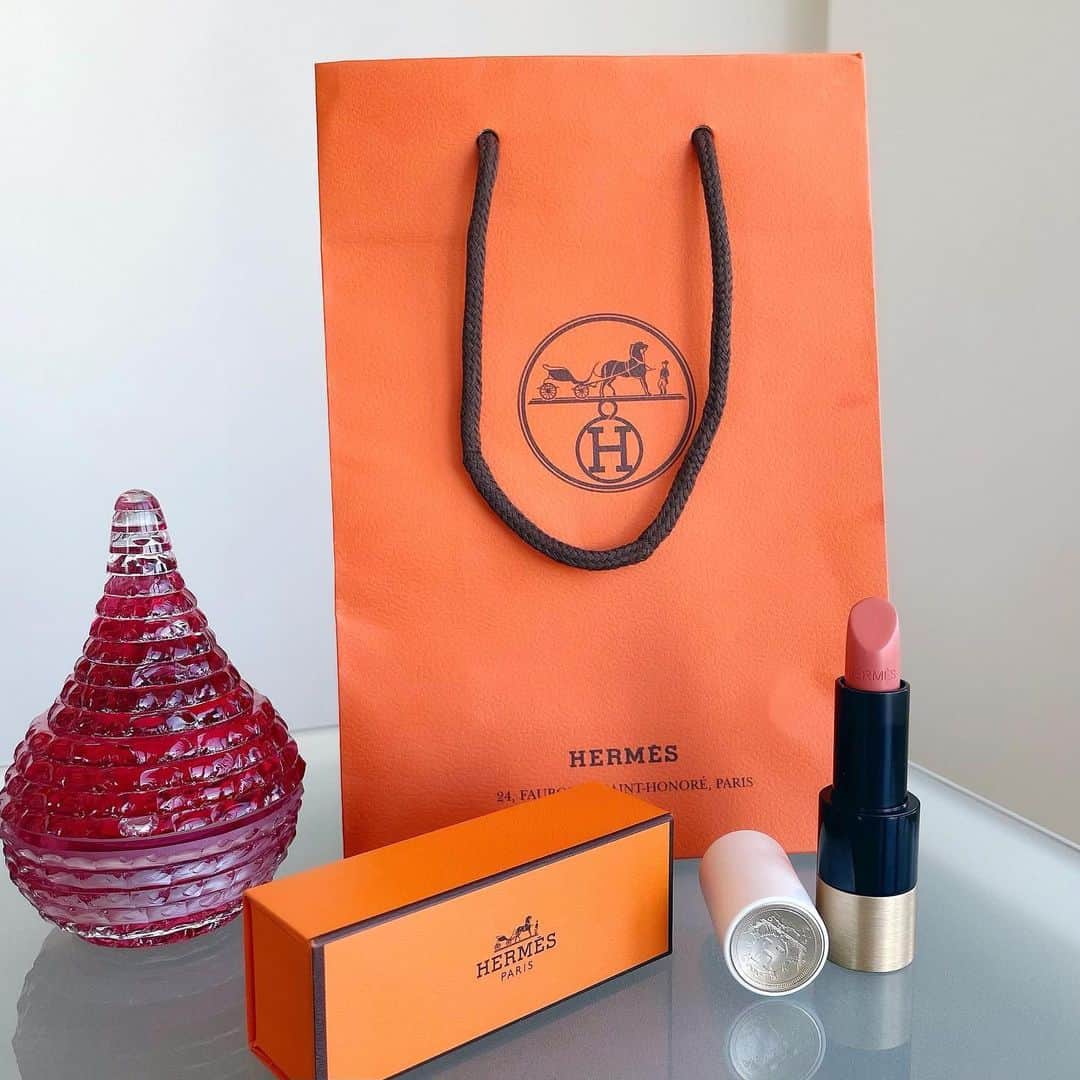のインスタグラム：「HERMESのリップ💄 大人かわいいベージュカラー🧡  ☑︎16 ルージュ エルメス ルージュ ア レーヴル サティネ」