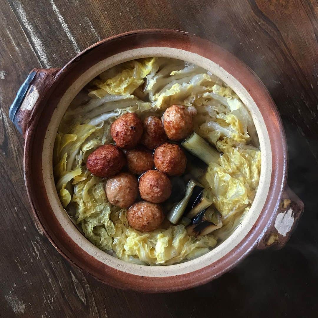 kanaのインスタグラム：「お野菜便  ビオファーム美土里からの この寒さでグッと甘味を増した 白菜はチヂミや鍋物に  焼いたネギと 鴨と鷄の合挽き肉で 生姜をたっぷり効かせた捏 一度サッと揚げてから入れて 満足度アップ トロける白菜 鍋物は心も暖まる  今日でやっと仕事納め 今年も残すところ後2日 穏やかな気持ちで過ごしたい  #ビオファーム美土里 #お野菜便 #白菜 #ねぎ」