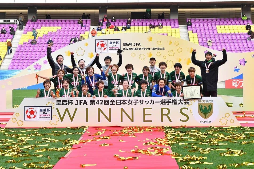 のインスタグラム：「2020年　皇后杯優勝🏆✨ . 応援ありがとうございました！ コロナもあり、大変なシーズンでしたが最後までベレーザを信じて応援してくださりありがとうございました。 #なでしこリーグ　優勝を逃し、チームとしてもなかなか上手くいかない時期を乗り越え、最後笑って終えることができて良かったです😊  ベレーザに関わる全ての皆様に感謝します。  #皇后杯 #優勝 #WEリーグ」