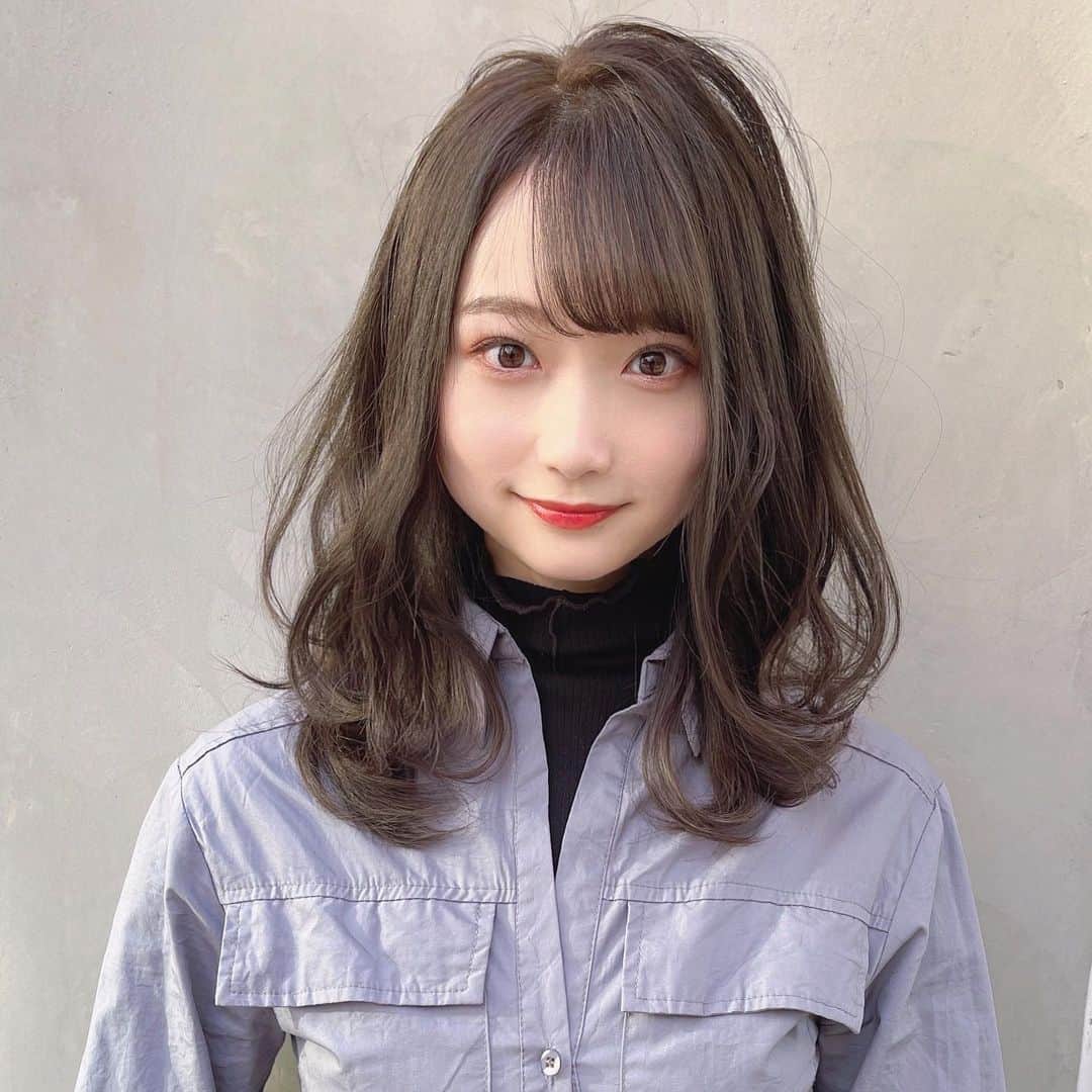 及川天和さんのインスタグラム写真 - (及川天和Instagram)「今年最後のビフォーアフター！💇‍♀️✨スライド →→→ #カットカラー　で大変身✨ 可愛いヘアスタイルは前髪とカラーできまる！  オリーブカラーは暗いけど 明るく見えてオフィスや学校でも 使えるカラーリングです。  髪型はひし形にらみえるように ばっさり5センチカットしました！  敷居は高くありません。  こだわった カットで似合わせます！🙇‍♂️✨  いつも見ていただき ありがとうございます🦖✨」12月29日 22時29分 - tenhouo