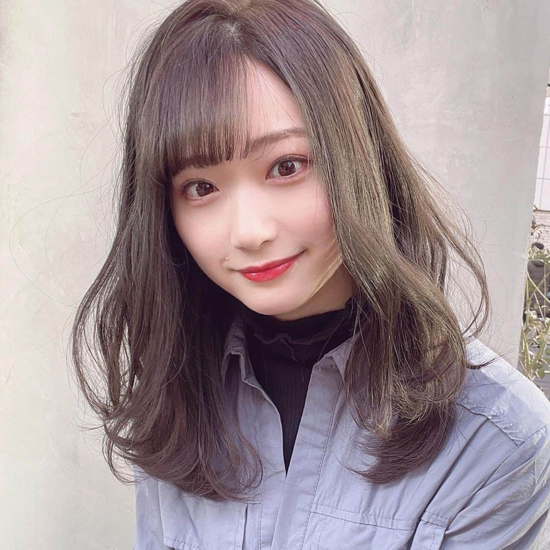 及川天和さんのインスタグラム写真 - (及川天和Instagram)「今年最後のビフォーアフター！💇‍♀️✨スライド →→→ #カットカラー　で大変身✨ 可愛いヘアスタイルは前髪とカラーできまる！  オリーブカラーは暗いけど 明るく見えてオフィスや学校でも 使えるカラーリングです。  髪型はひし形にらみえるように ばっさり5センチカットしました！  敷居は高くありません。  こだわった カットで似合わせます！🙇‍♂️✨  いつも見ていただき ありがとうございます🦖✨」12月29日 22時29分 - tenhouo