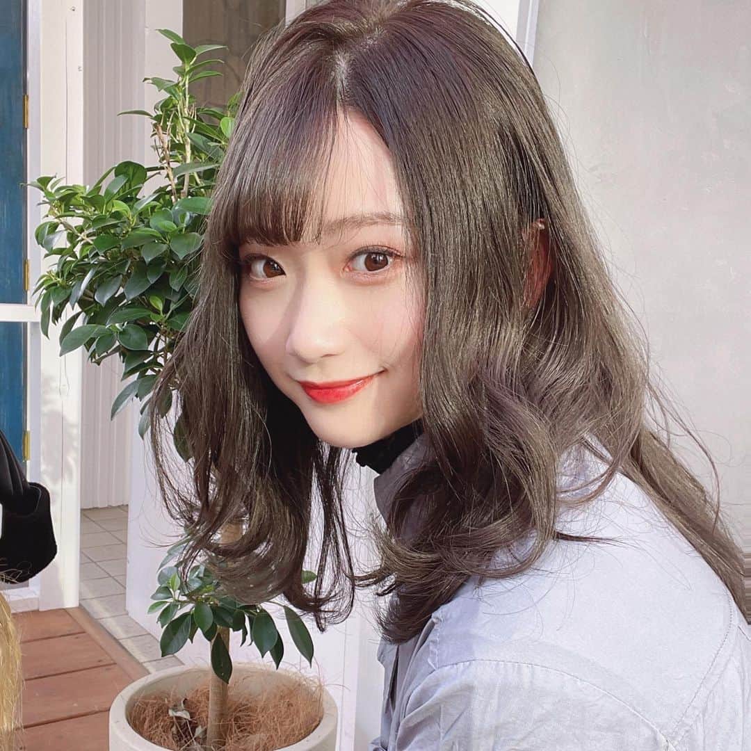 及川天和さんのインスタグラム写真 - (及川天和Instagram)「今年最後のビフォーアフター！💇‍♀️✨スライド →→→ #カットカラー　で大変身✨ 可愛いヘアスタイルは前髪とカラーできまる！  オリーブカラーは暗いけど 明るく見えてオフィスや学校でも 使えるカラーリングです。  髪型はひし形にらみえるように ばっさり5センチカットしました！  敷居は高くありません。  こだわった カットで似合わせます！🙇‍♂️✨  いつも見ていただき ありがとうございます🦖✨」12月29日 22時29分 - tenhouo