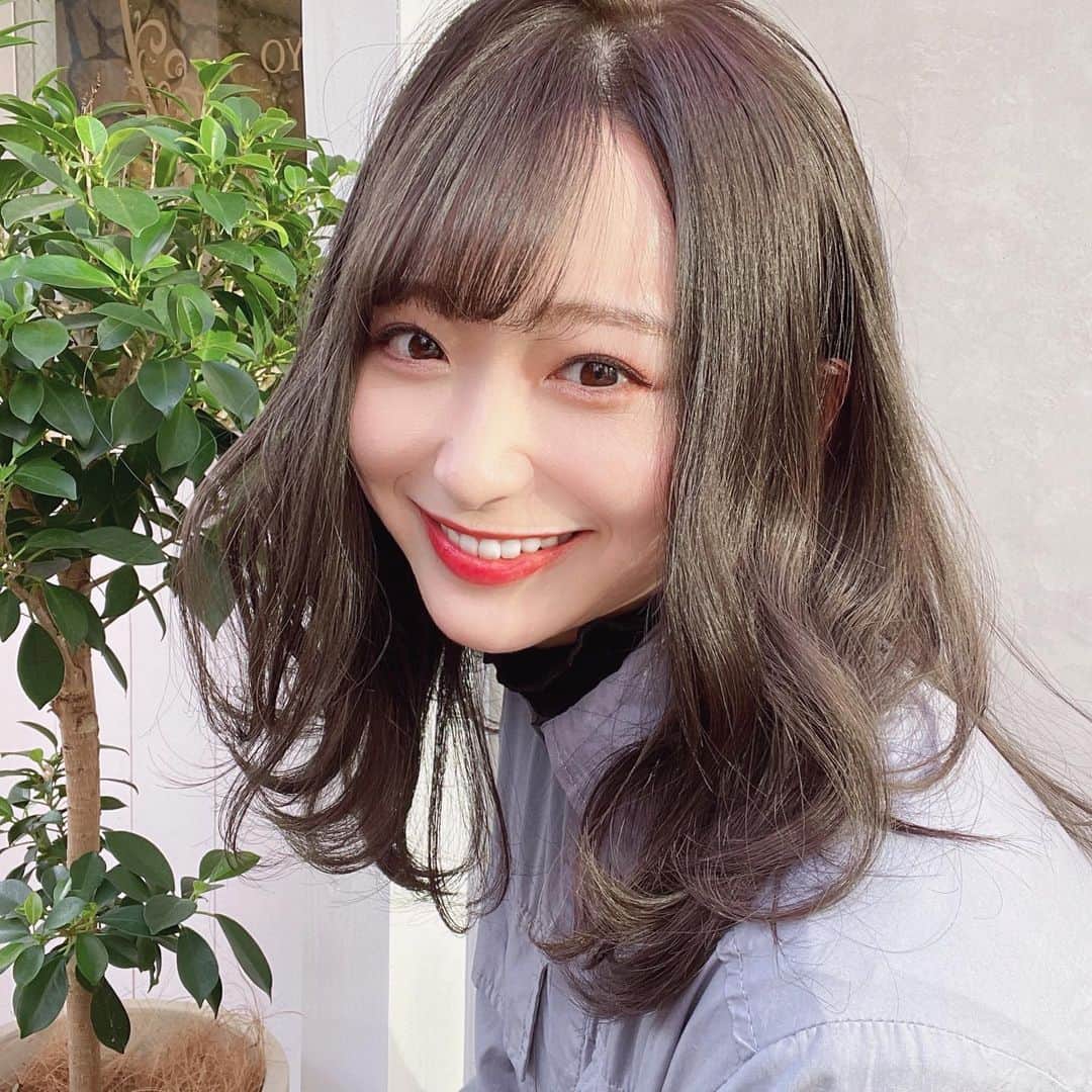及川天和さんのインスタグラム写真 - (及川天和Instagram)「今年最後のビフォーアフター！💇‍♀️✨スライド →→→ #カットカラー　で大変身✨ 可愛いヘアスタイルは前髪とカラーできまる！  オリーブカラーは暗いけど 明るく見えてオフィスや学校でも 使えるカラーリングです。  髪型はひし形にらみえるように ばっさり5センチカットしました！  敷居は高くありません。  こだわった カットで似合わせます！🙇‍♂️✨  いつも見ていただき ありがとうございます🦖✨」12月29日 22時29分 - tenhouo