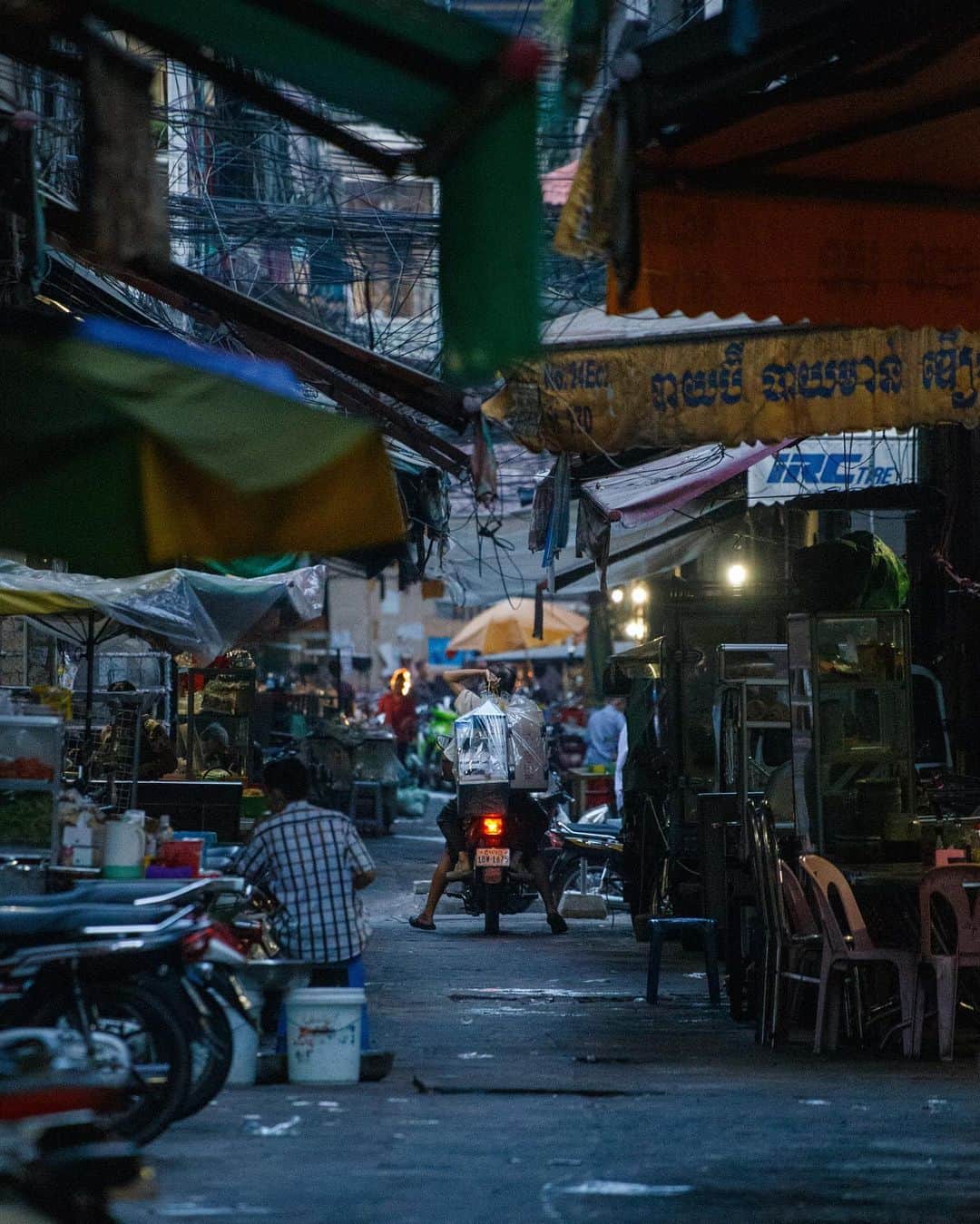 Shunsuke Miyatakeのインスタグラム：「Back alleys of Phnom Penh in the morning」