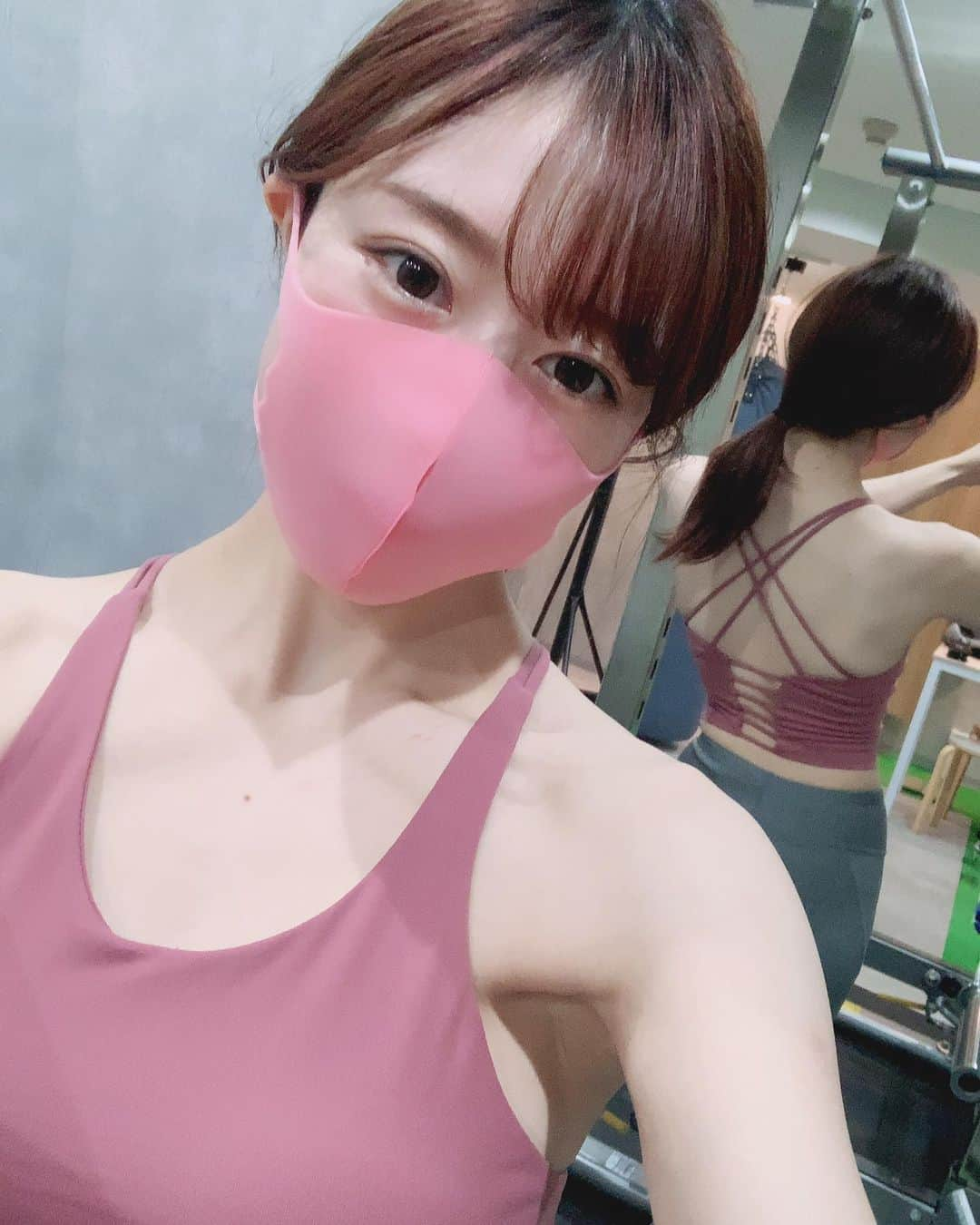 小湊優香さんのインスタグラム写真 - (小湊優香Instagram)「トレーニング納め🏋🏼‍♂️🏋🏼‍♀️🏋🏼﻿ ﻿ ラスタイルさんに通い始めて2ヶ月✨﻿ 少しずつ慣れてきたかな·····？﻿ 自分が鍛えたい部位のトレーニングメニューを﻿ 毎回組んでくれるので楽しく受ける事が出来ます💓﻿ ﻿ 配信を見てくれている人は分かると思うけど﻿ とても丁寧に教えてくださるので﻿ 勉強になります！！！！﻿ 家じゃできないトレーニングなので﻿ いつも全集中で頑張ってる！(笑)﻿ ﻿ 来年も頑張るぞおおお！﻿ 女の子からも憧れてもらえる身体作りする😋💓﻿ ﻿ ﻿ 私の投稿を見て入会して下さった方には﻿ このプロテイン3ヶ月分をプレゼント🎁﻿ ぜひ1度体験してみてください！﻿ ﻿ 体験キャンペーン￥8000→￥3000 ﻿ ぜひ年末年始で食べすぎた😱って方は﻿ 年明けからトレーニング頑張りましょ✨﻿ ﻿ ﻿ ﻿ ﻿ ﻿ #ラスタイル #lastyle #パーソナルジム #ダイエット   #おうちトレーニング #ジム女子 #ジムウェア #トレーニング女子 #トレーニングウェア #筋トレ #ボクシング #ボクササイズ  #トレーニング動画 #筋トレ動画 #ワークアウト #ワークアウト女子 #workout #gym #gymlife」12月29日 22時29分 - y.miranic