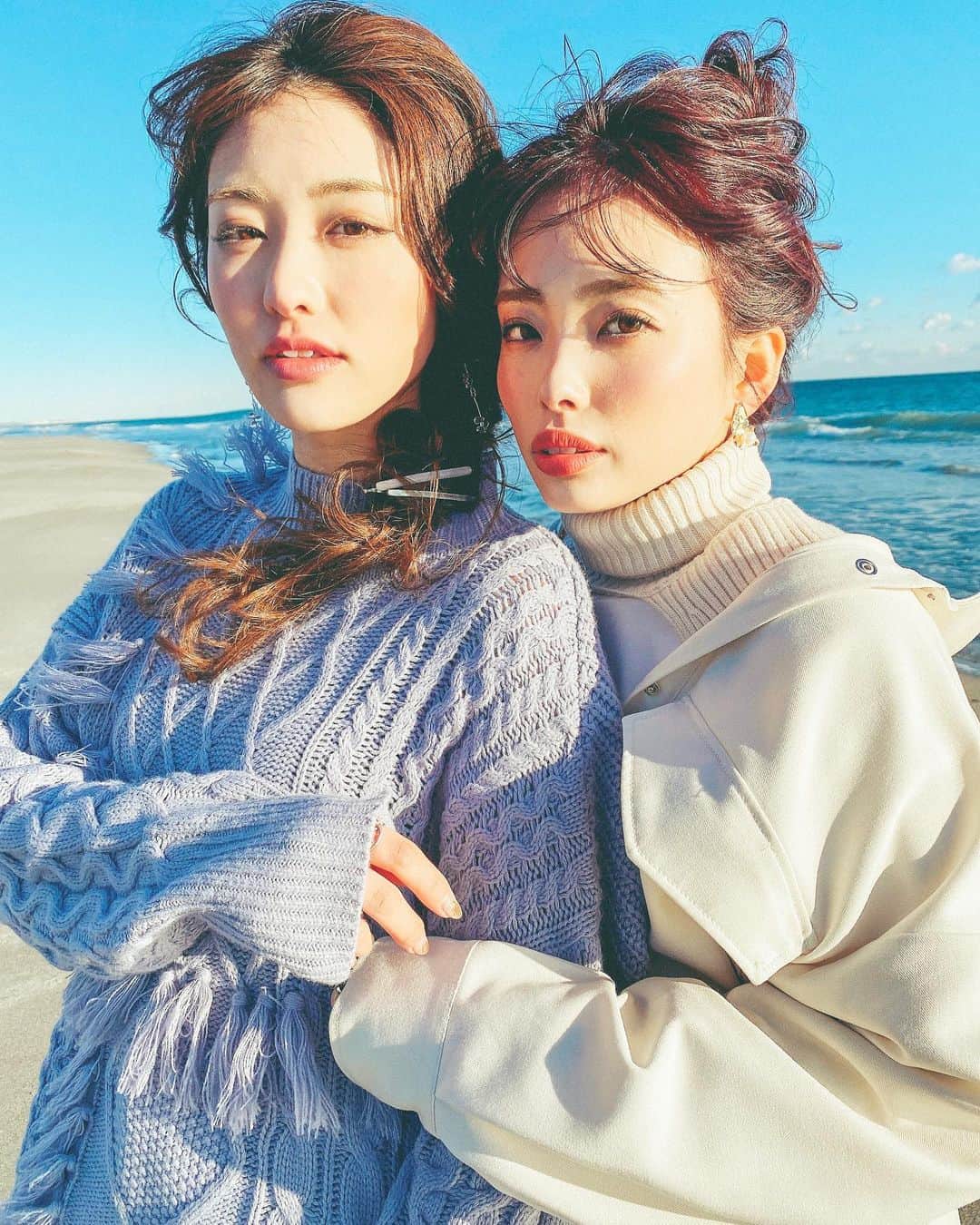カトリナさんのインスタグラム写真 - (カトリナInstagram)「﻿ ﻿ ﻿ ﻿ 念願のさや姉とのコラボ撮影が年内に叶って﻿ ほんと感動的だった😭😭﻿ その話が決まった時も嬉しすぎて潤んだ🥺❤️﻿ @yamada_ambos さん本当にありがとうございます‼︎﻿ ﻿ ﻿ ﻿ ﻿ 去年のこれくらいの時期に出会って、﻿ お互いサロモ始めたばっかりで、﻿ 初対面のランチの時に分からないことたくさん聞き合ってたのがすごく懐かしい😭﻿ あっという間に仲良くなって、もう何年も前からの仲に感じる🥺﻿ ﻿ ﻿ ﻿ ﻿ いつか二人で撮ってもらいたいって夢がこんなにも早く叶うなんて😭❤️﻿ しかも来月も他の方からさや姉と私のコンビで撮影依頼して頂いて本当に光栄ですし胸がいっぱいです😭❤️﻿ ﻿ ﻿ ﻿ ﻿ 私にとって大切な大切なお姉ちゃん的存在です🥰﻿ ﻿ ﻿ ﻿ #カトリナ#さやりな﻿ #サロモ#静岡サロモ#浜松サロモ#サロンモデル#ポージング#撮影データ#前髪#ヘアカラー#カラコン#ヘアスタイル#ヘアアレンジ#美容院#冬コーデ#撮影依頼募集#fashion#make#コスメ#152cmコーデ#低身長#イエベ#ペア撮り#中田島砂丘 #海」12月29日 22時30分 - suzu_nanase715