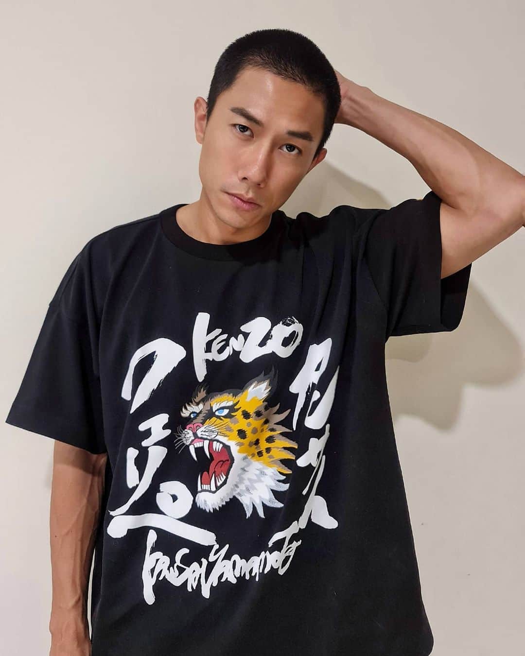 デスモンド・タンのインスタグラム：「Daily filming routine has started for my new TV series and I just can't let my hair down when I get home lately. I'm wondering why. 😜  #kenzoxkansaiyamamoto」