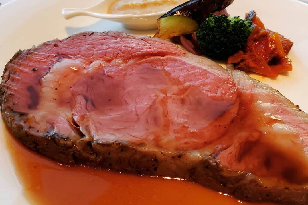 国友愛佳さんのインスタグラム写真 - (国友愛佳Instagram)「今年最後の肉の日ですね。 しっかりお肉食べたのだけど写真を忘れたので先日食べたローストビーフの写真を…。」12月29日 22時32分 - kunitomo_aika