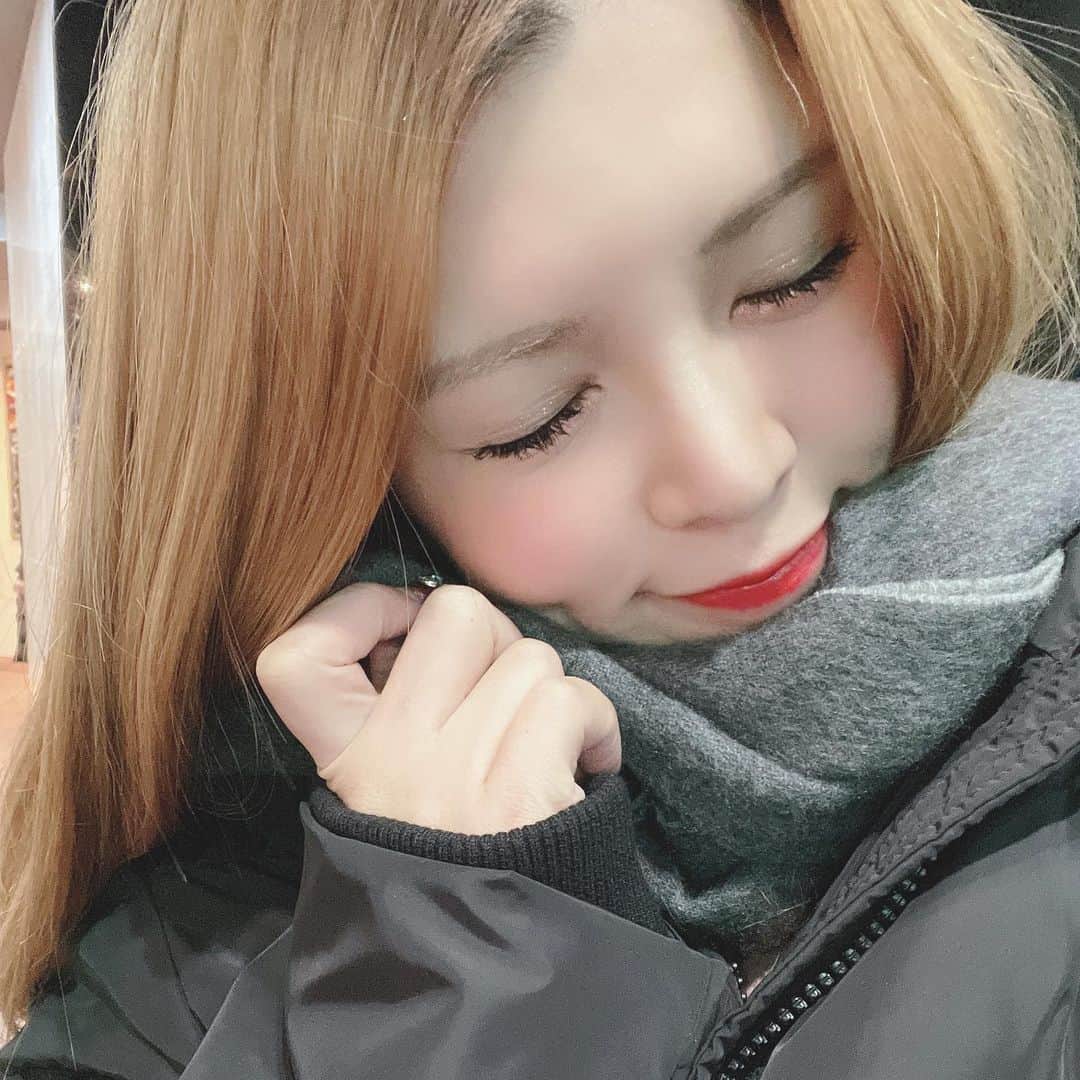 坂口杏里のインスタグラム：「外いたら 会長が寒いだろって マフラーかしてくれた！ 優しい😭 温もりを感じ、 頑張ります！🥳 いや！頑張れる！  club  SLOW 新宿区歌舞伎町1-9-6 三経32ビル3F 0332008522  これ！この優しさがclub  SLOWだ！」